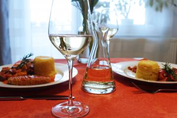 Rezept: Saltimbocca mit cremiger Polenta und Pfannengemüse