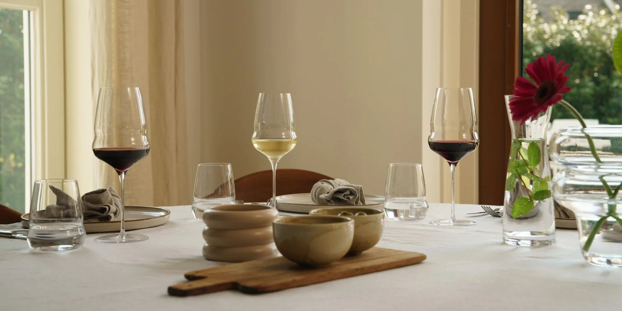 Die Cocoon Serie umfasst elegante Weingläser, ideal für stilvolle Tischdekoration und das beste Aromaprofil.