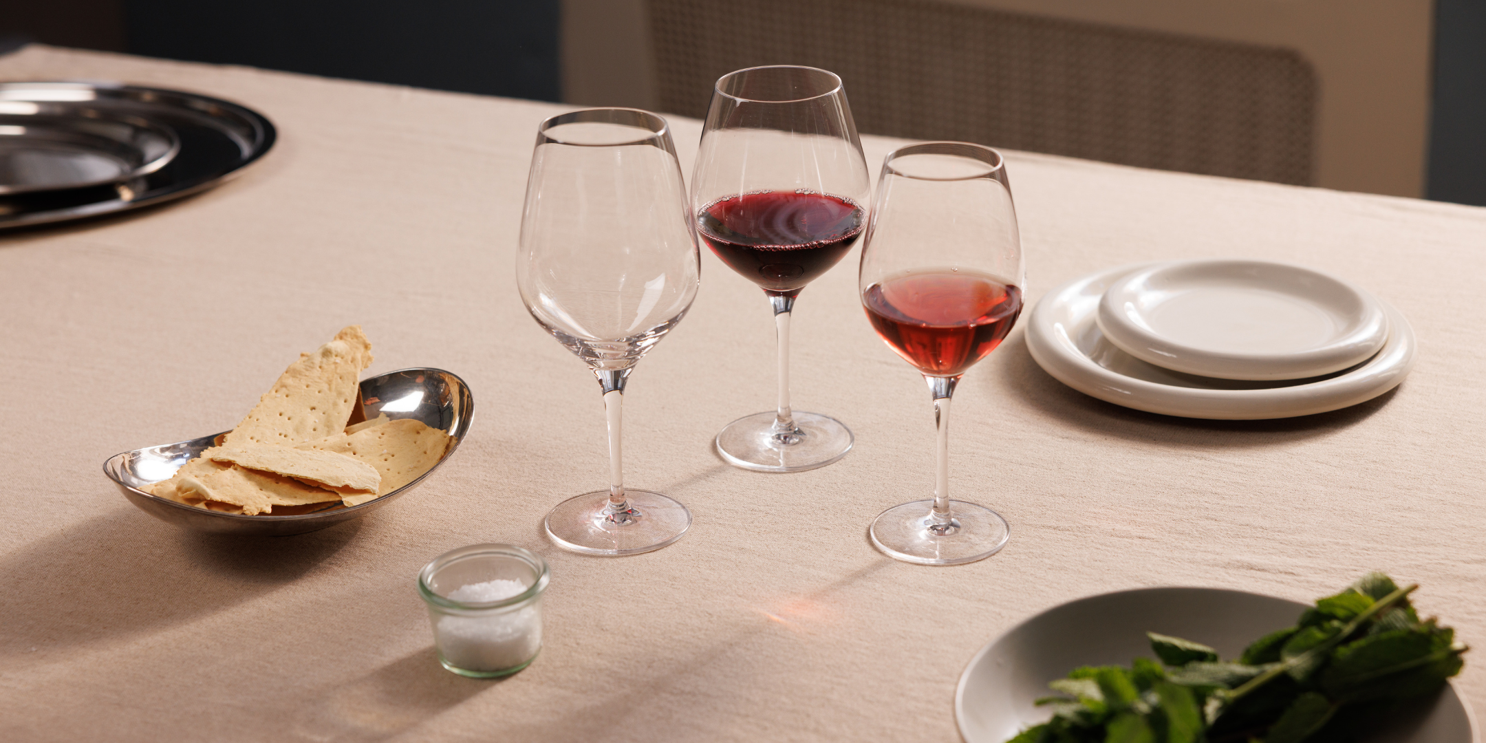 Elegante Exquisite Weingläser kaufen mit Rotwein und Weißwein für stilvolle Genussmomente.