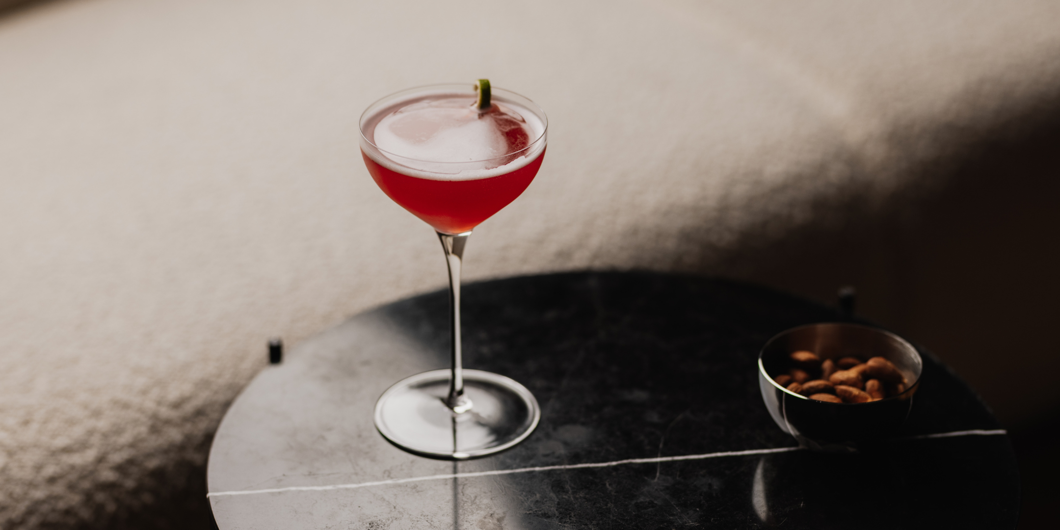 Hochwertige Barware Deutschland mit eleganten Gläsern für Cocktails und Longdrinks auf einem stilvollen Tisch