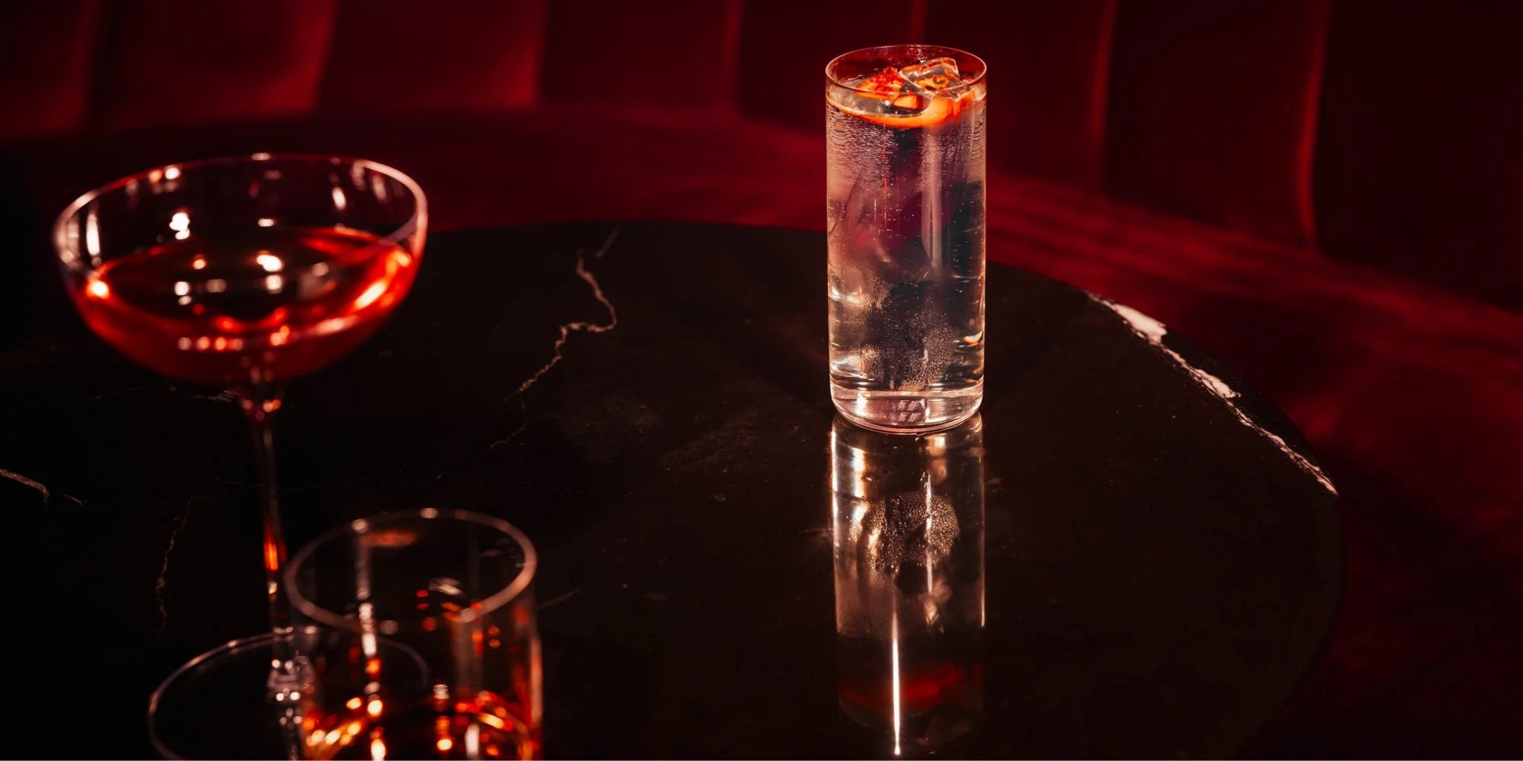 Hochwertige Barware Deutschland mit eleganten Gläsern für Cocktails und Longdrinks auf einem stilvollen Tisch