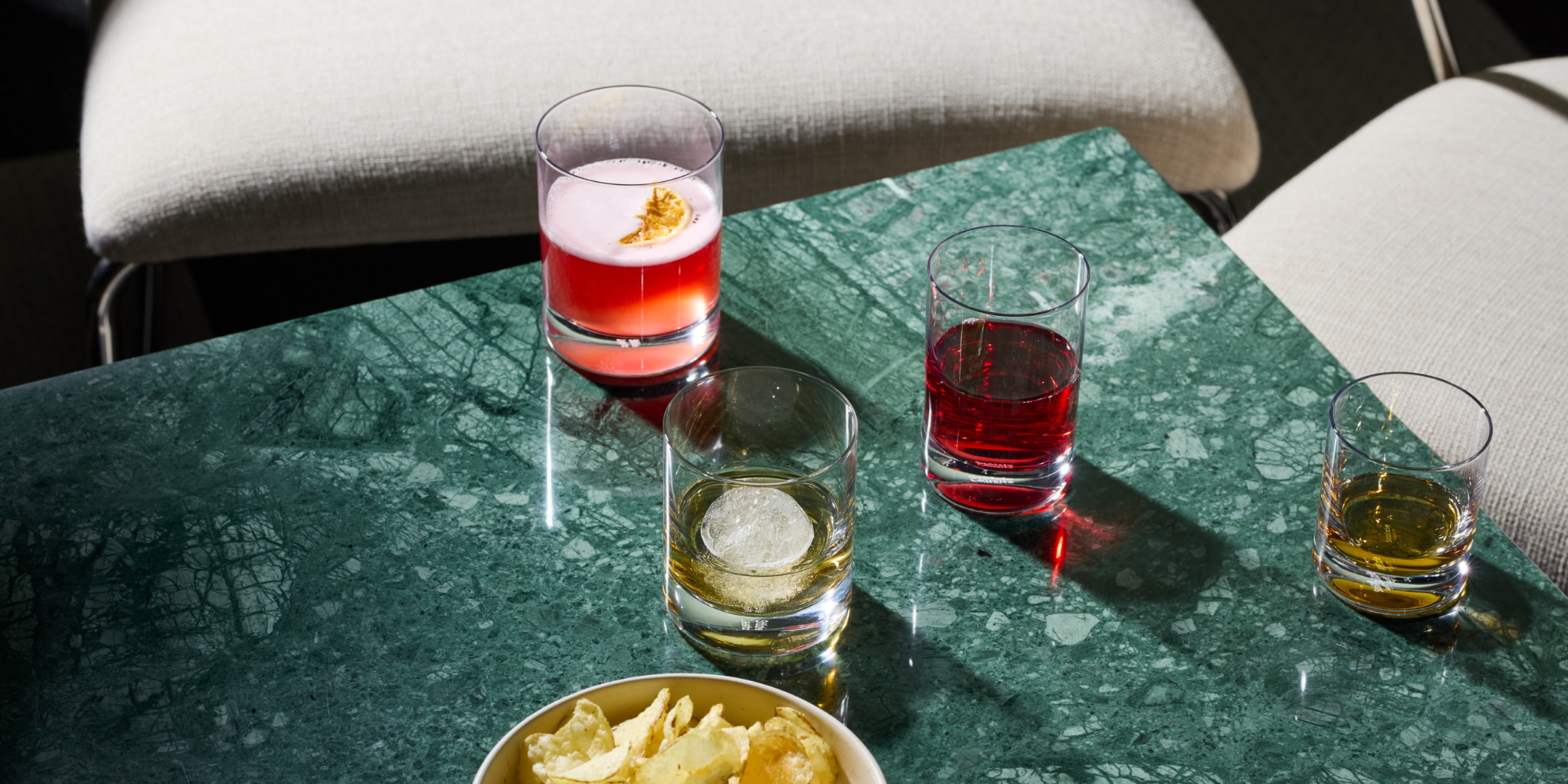 Hochwertige Barware Deutschland mit stilvollen Cocktails und erfrischenden Getränken in einem modernen Ambiente