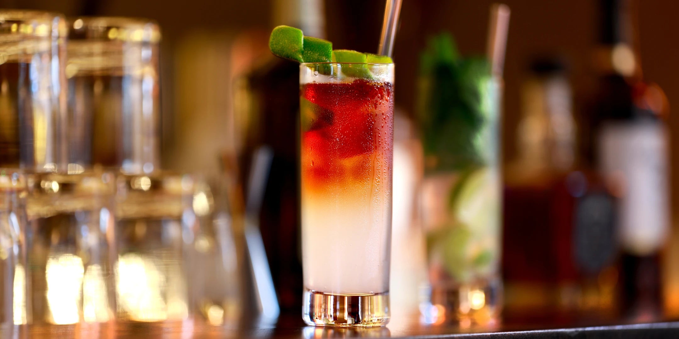 Hochwertige Barware Deutschland mit stilvollen Cocktails und erfrischenden Getränken in einem modernen Ambiente
