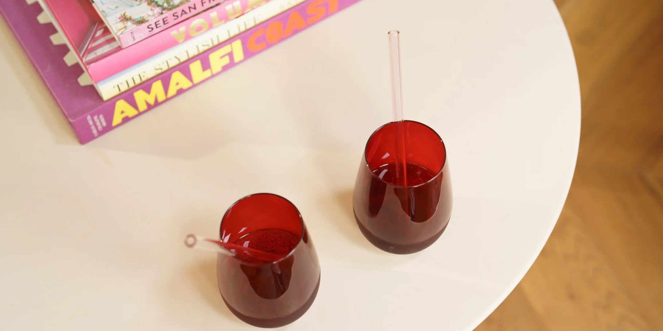 Farbige Gläser Elements in leuchtendem Rot mit eleganten Formen auf einem Tisch für stilvolle Akzente