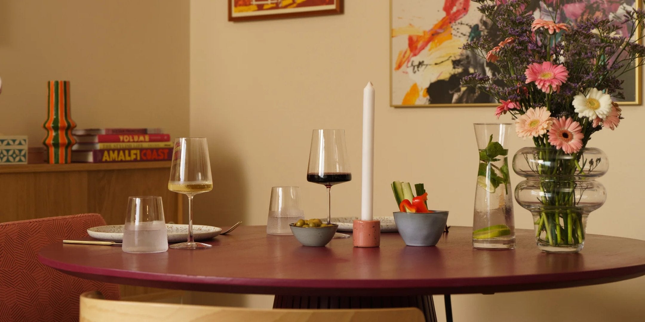 Stölzle Lausitz Power Kollektion mit eleganten Gläsern auf einem modernen Esstisch für stilvolle Weinmomente