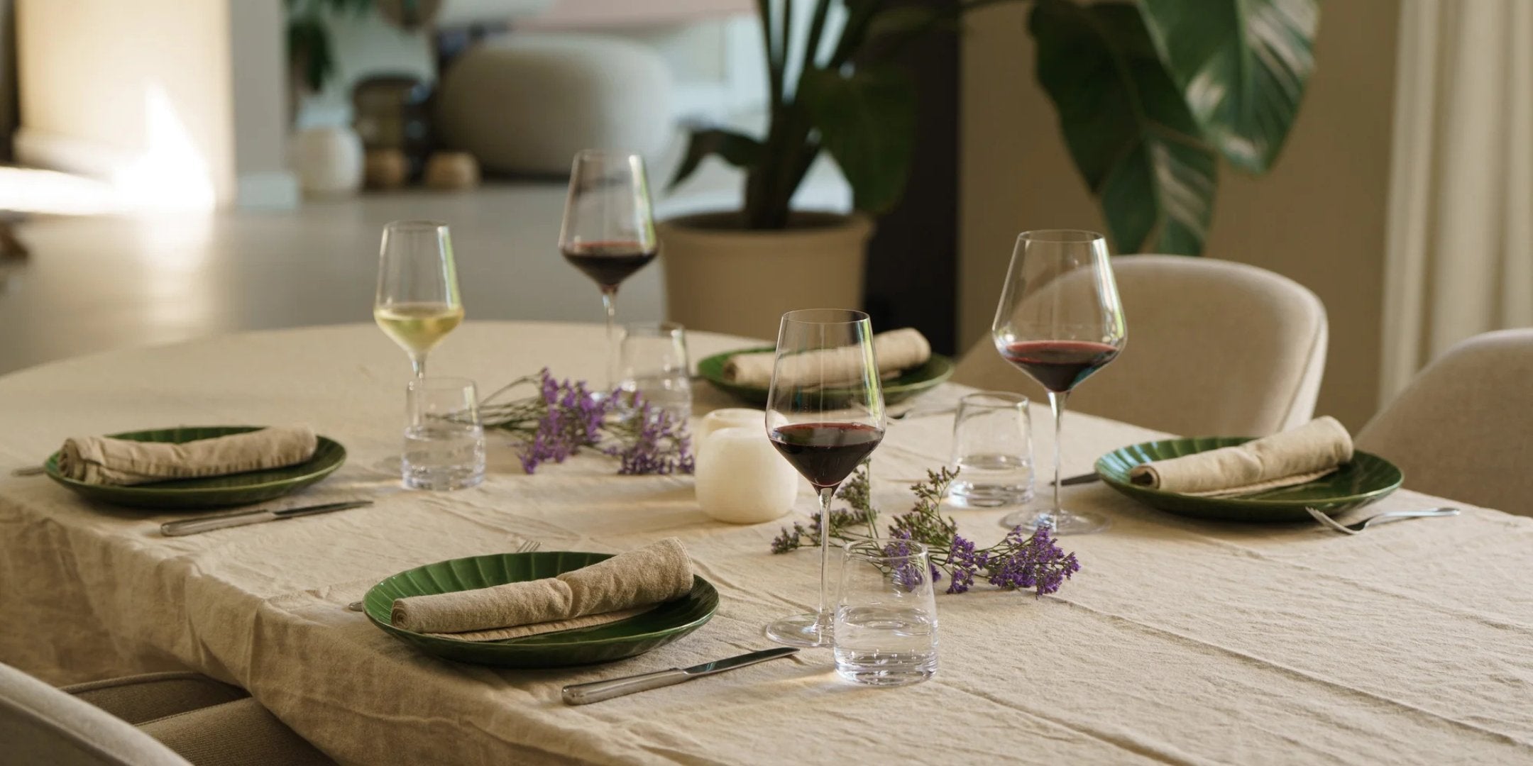 Elegant dekorierter Tisch mit Stölzle Starlight Gläsern für Rotwein, Weißwein und Champagner