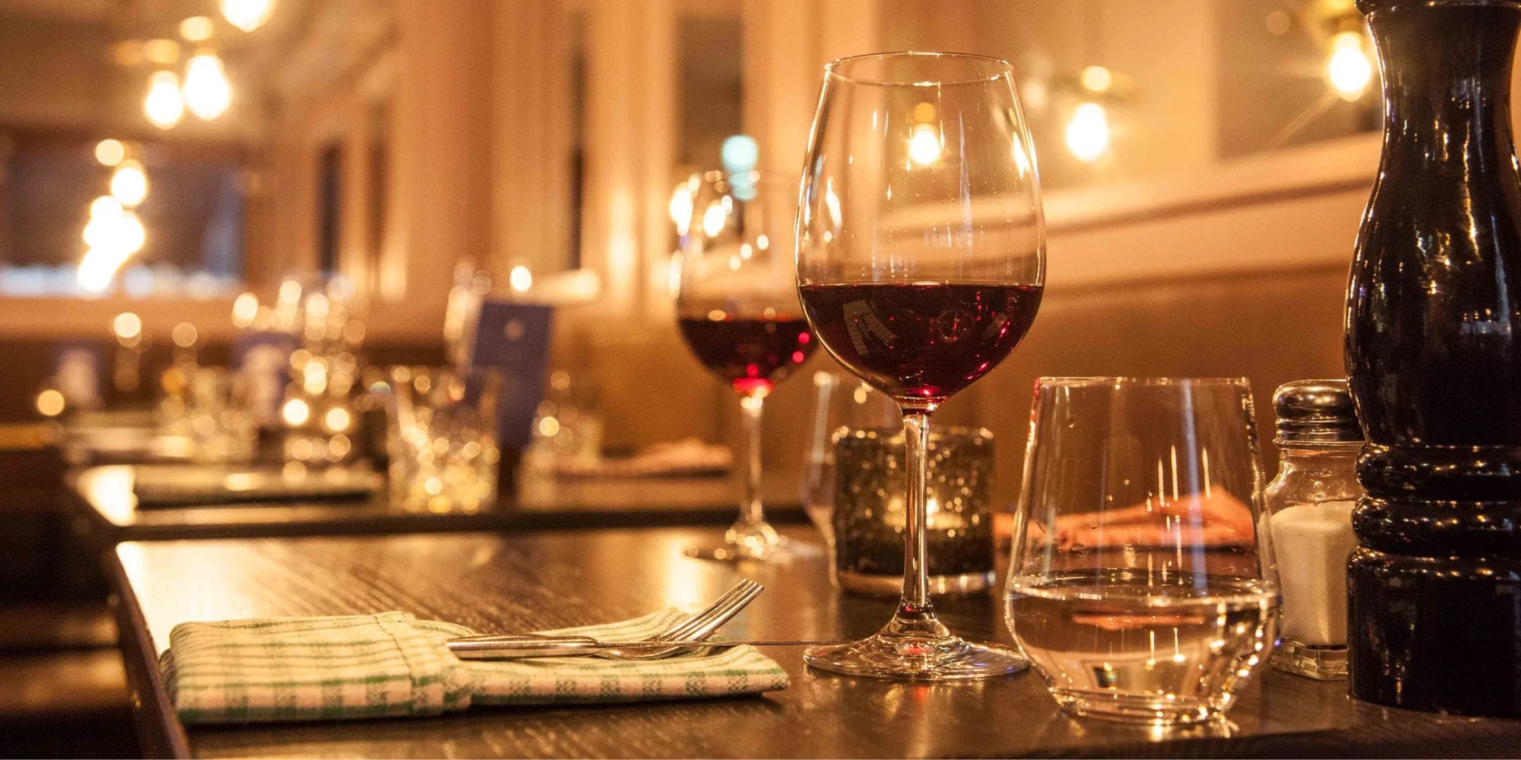 Die Weinland Kollektion mit eleganten Weingläsern auf einem stilvollen Tisch in einem Restaurant