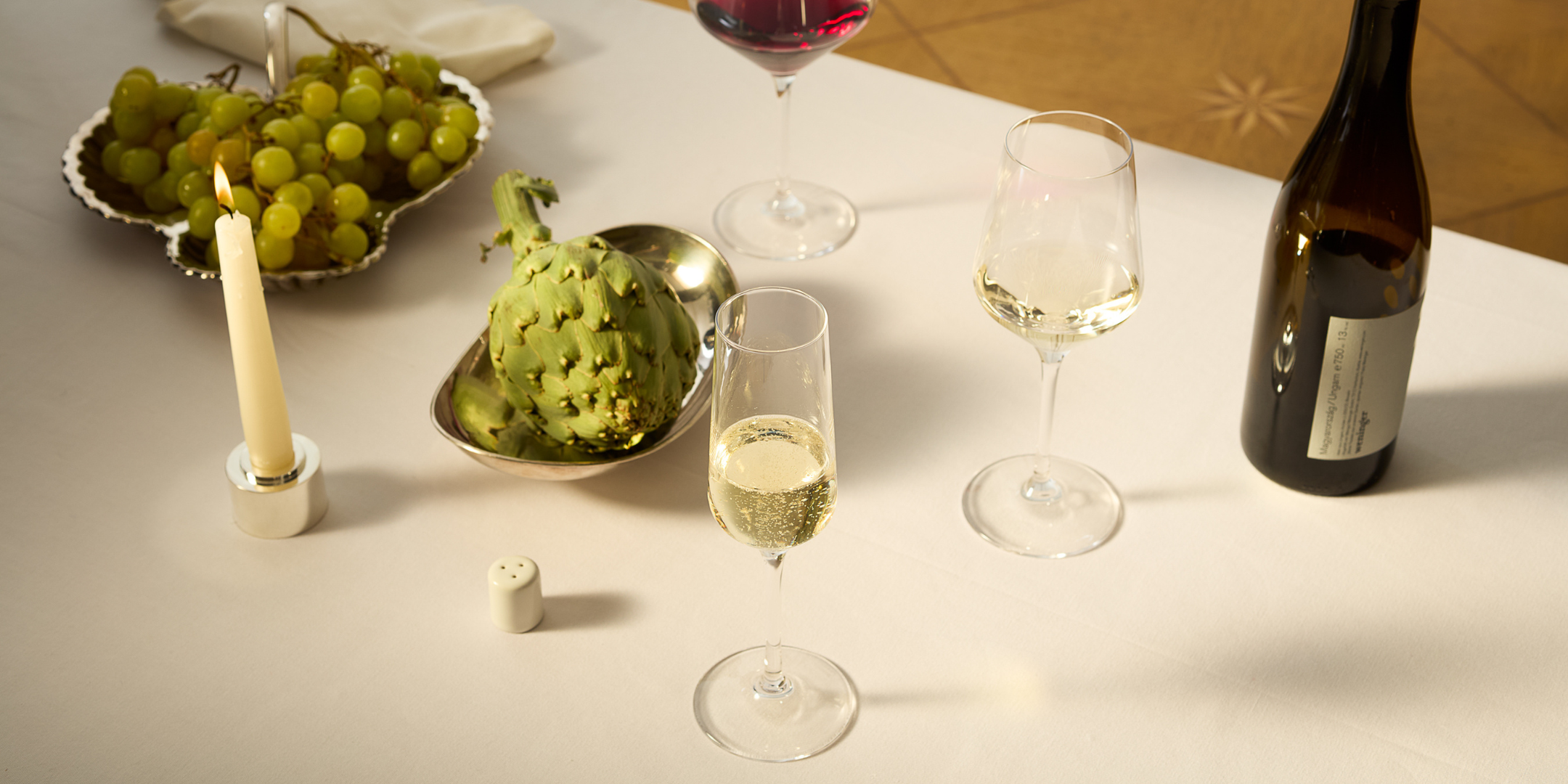 Paar genießt Stölzle Lausitz Revolution Gläser mit Wein in einem stilvollen Wohnzimmer