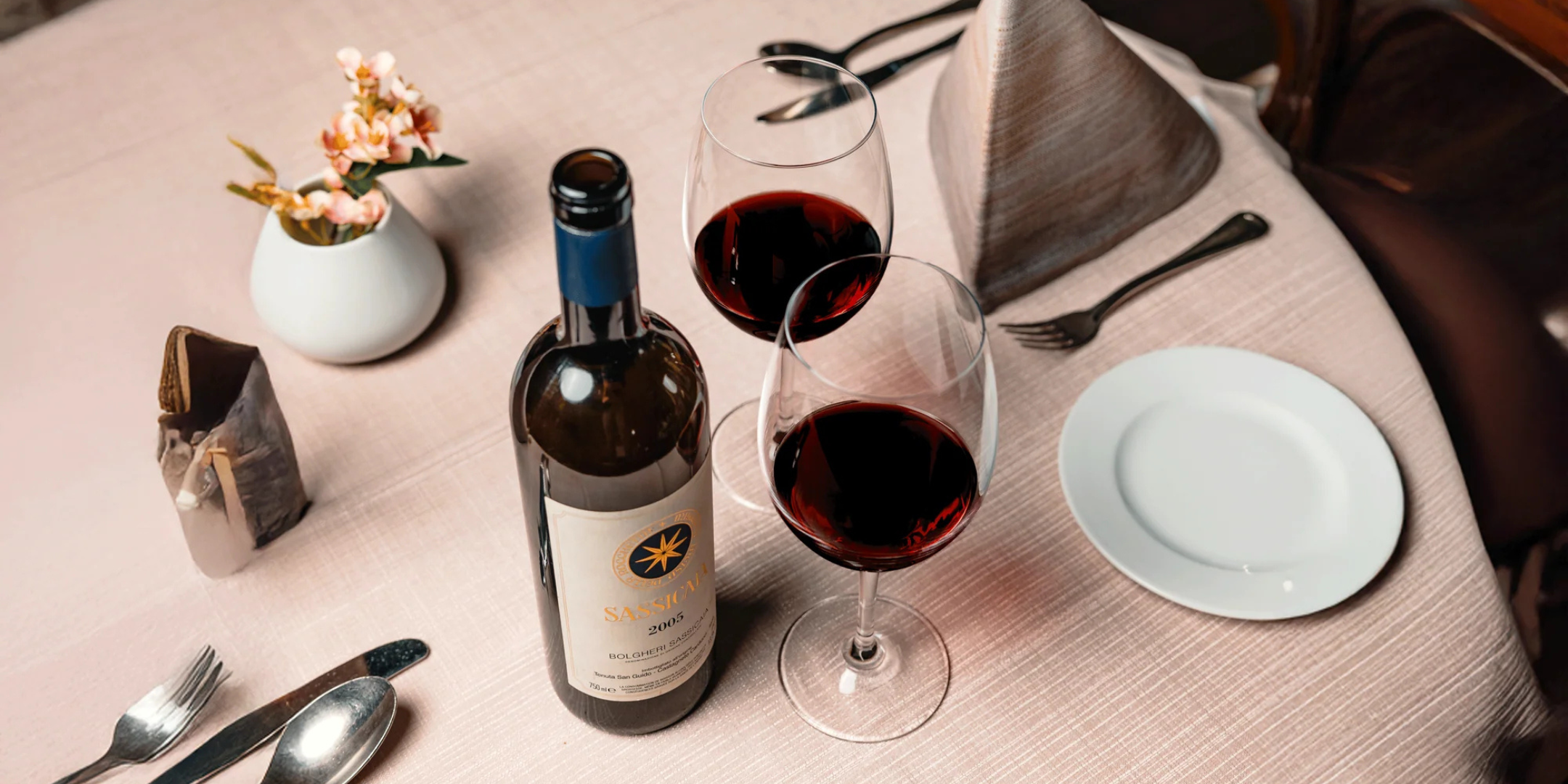 Stölzle Lausitz 'Event' Kollektion mit eleganten Gläsern, Rotwein und festlicher Tischdekoration