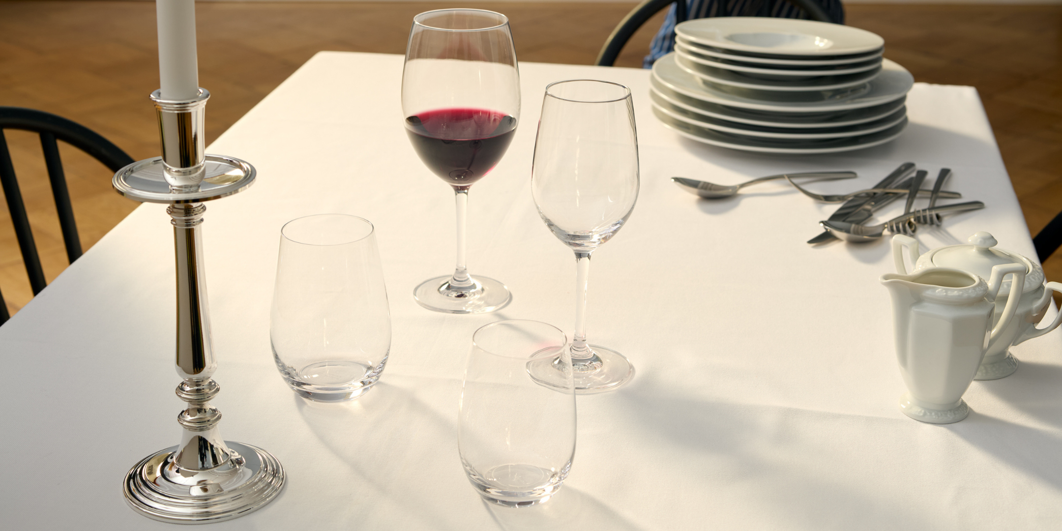 Stölzle Lausitz 'Event' Kollektion mit eleganten Gläsern, Rotwein und festlicher Tischdekoration