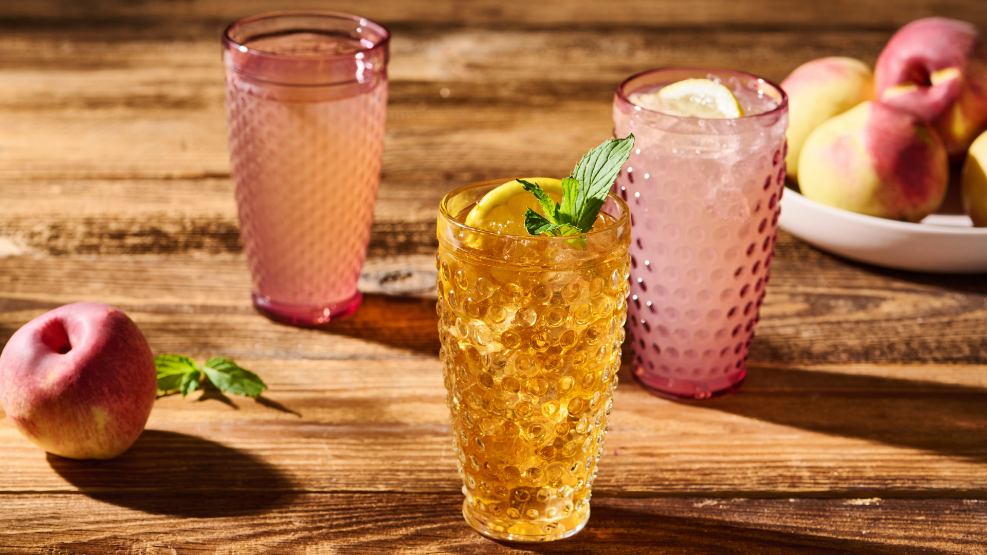 Trinkglaaser sommer oberglas gedeckter tisch