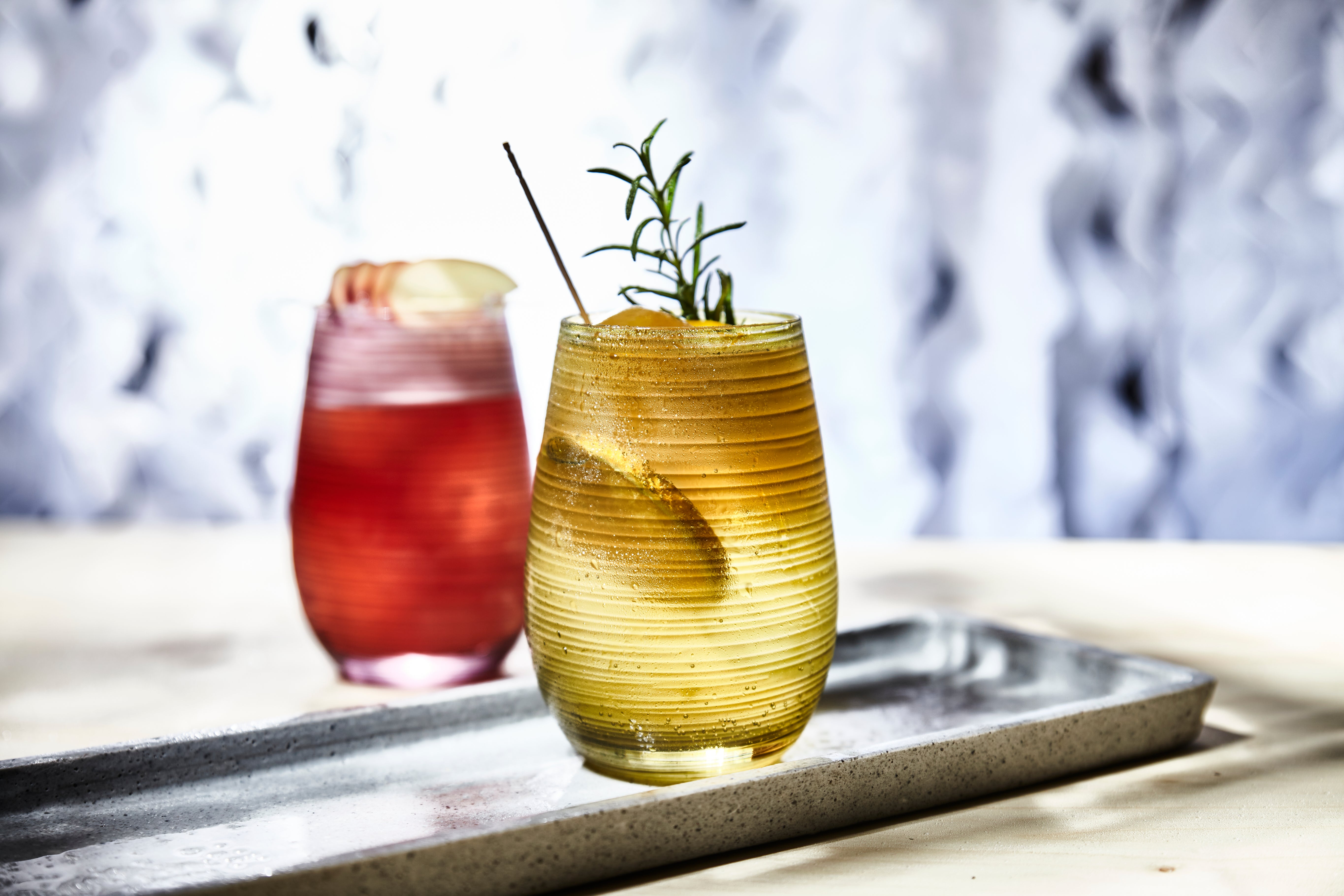 Becher Bernstein Twister Set mit einem erfrischenden Cocktail und Dekoration aus Rosmarin