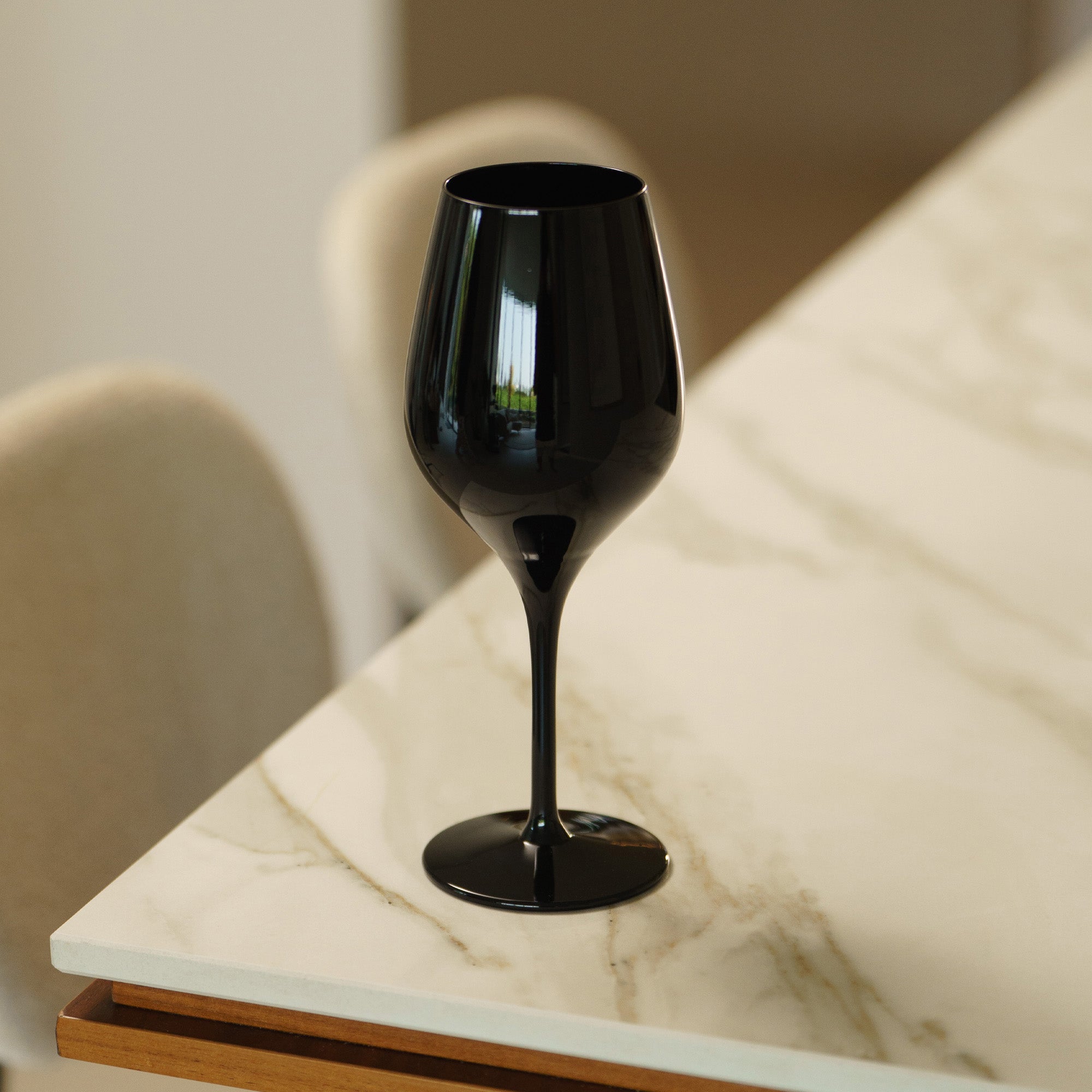 Stölzle Lausitz Blind Tasting Glas Set in elegant schwarzem Design auf einem Marmor Tisch