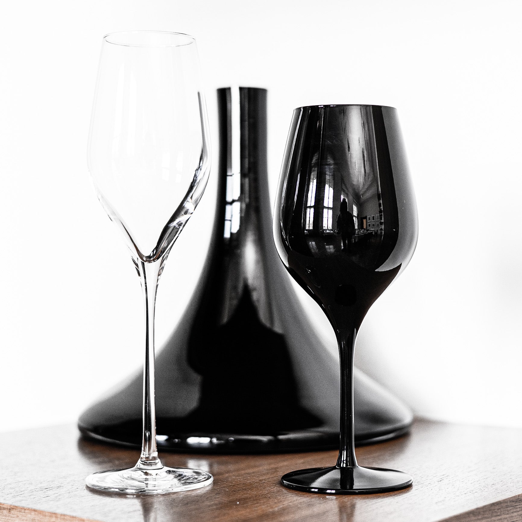 Stölzle Lausitz Blind Tasting Glas Set mit einem klaren und einem schwarzen Weinglas für Weinliebhaber