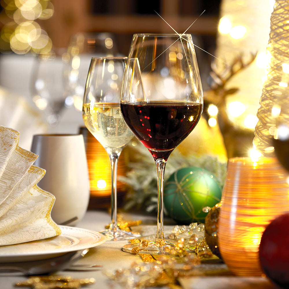 Elegante Bordeauxkelch Exquisit Royal mit Rotwein und Sekt auf festlich gedecktem Tisch