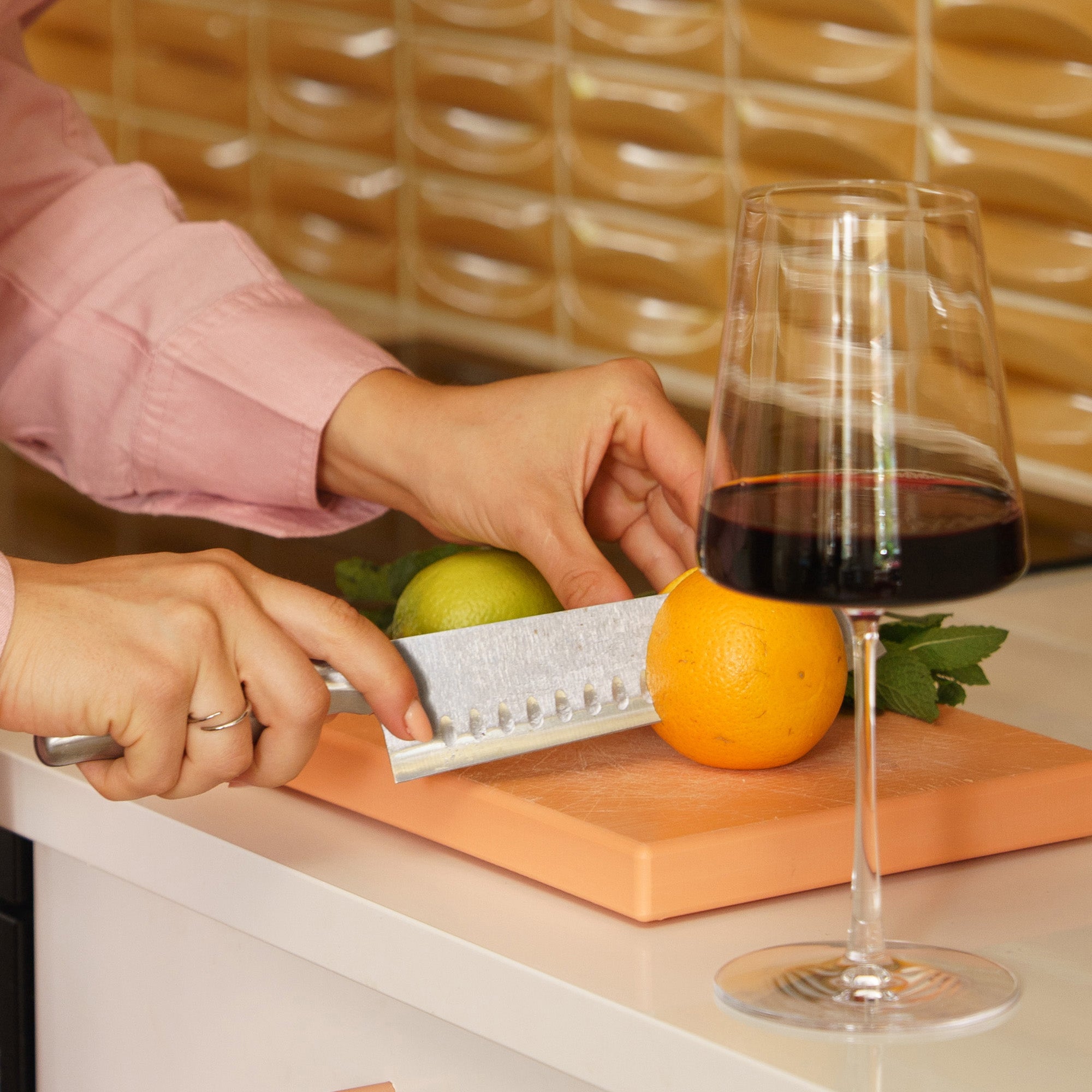 Bordeauxkelche Power Kollektion mit rotem Wein neben frischen Früchten auf einem Küchenarbeitsplatz