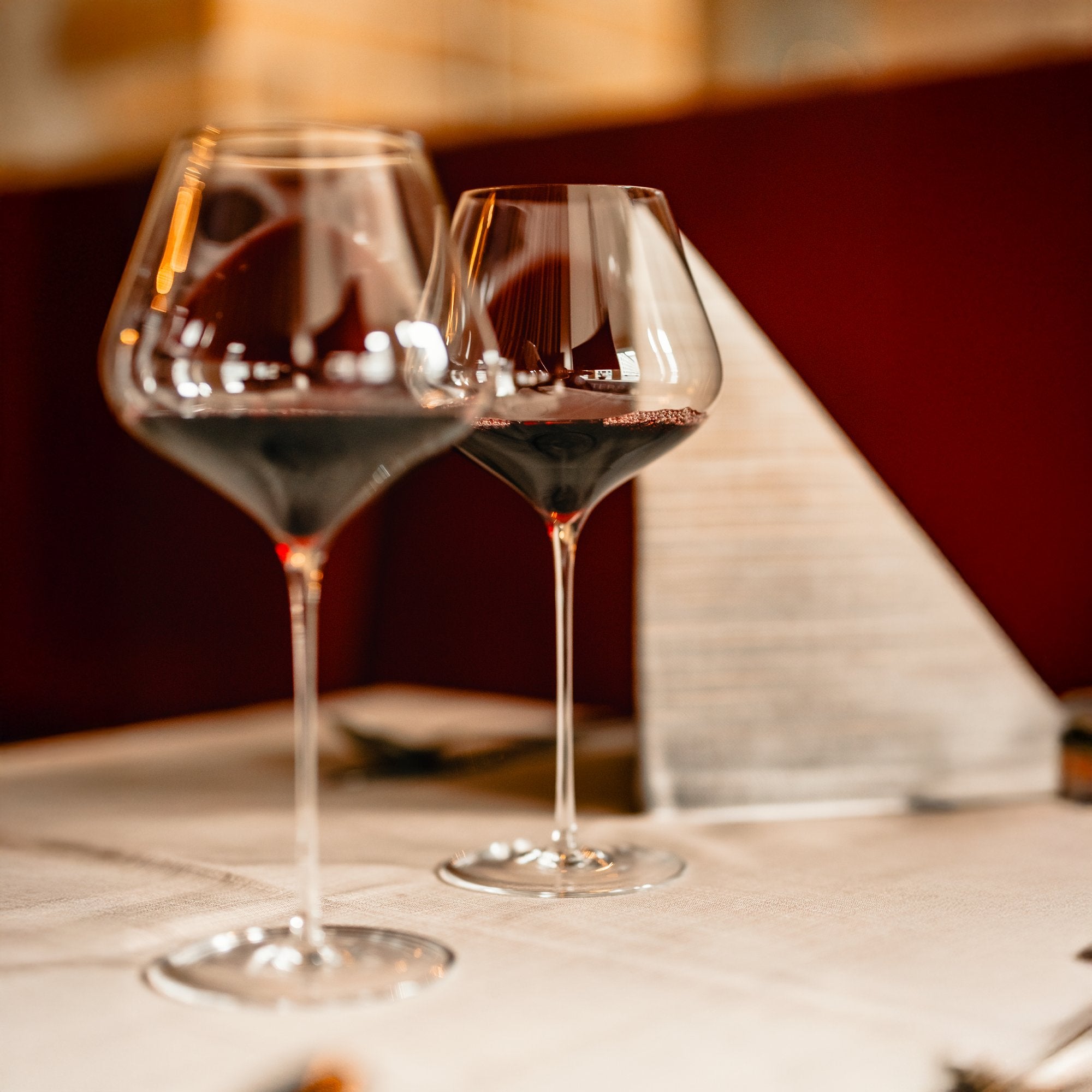 Stölzle Lausitz Burgunder Weinglas Set auf einem Tisch, ideal für elegante Weinverkostungen