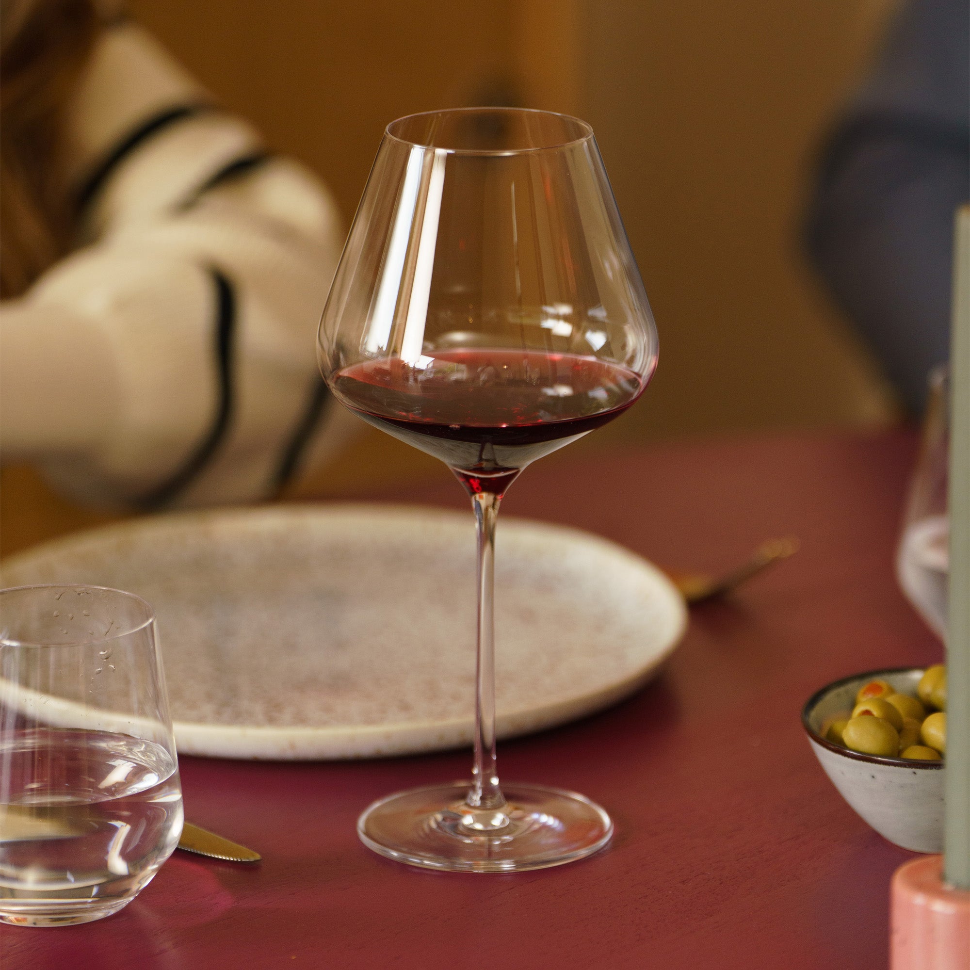 Elegantes Burgunderglas Set kaufen mit feinem Rotwein auf einem stilvollen Tisch