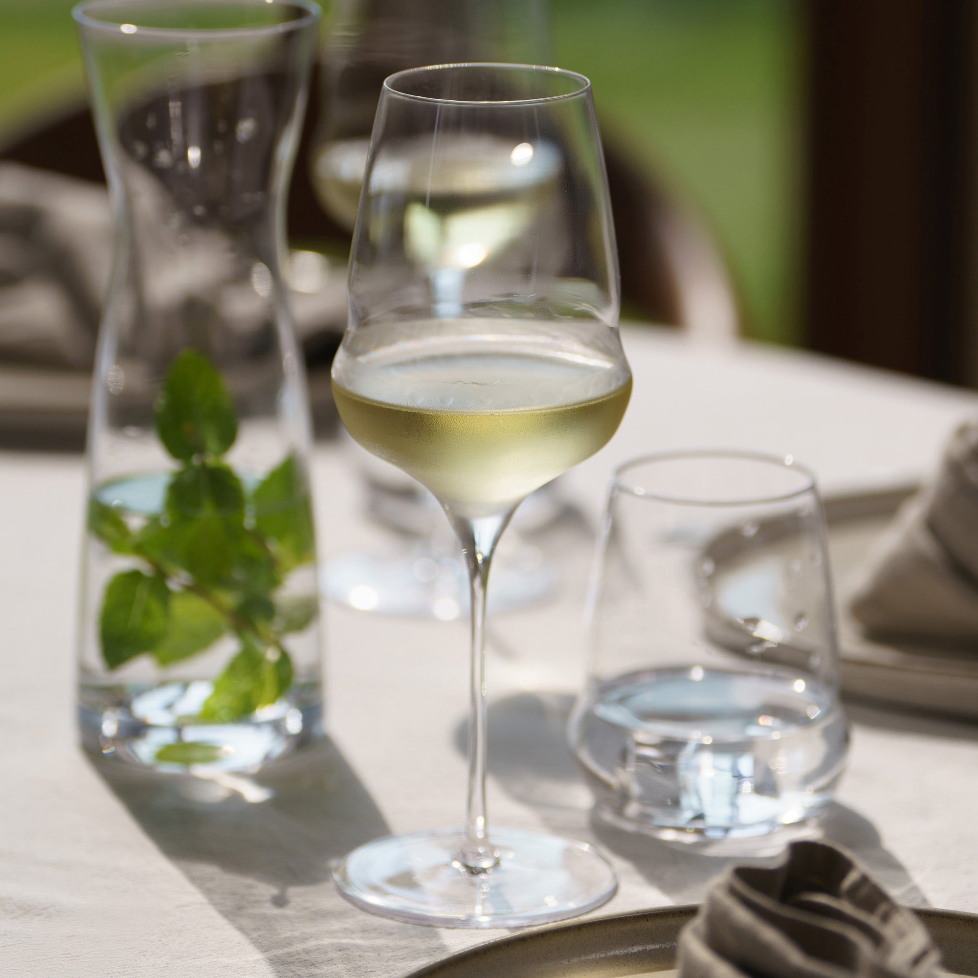 Stölzle Lausitz Cocoon Weißweinkelch mit elegantem Design und klarem Glas für stilvolle Tischdekoration