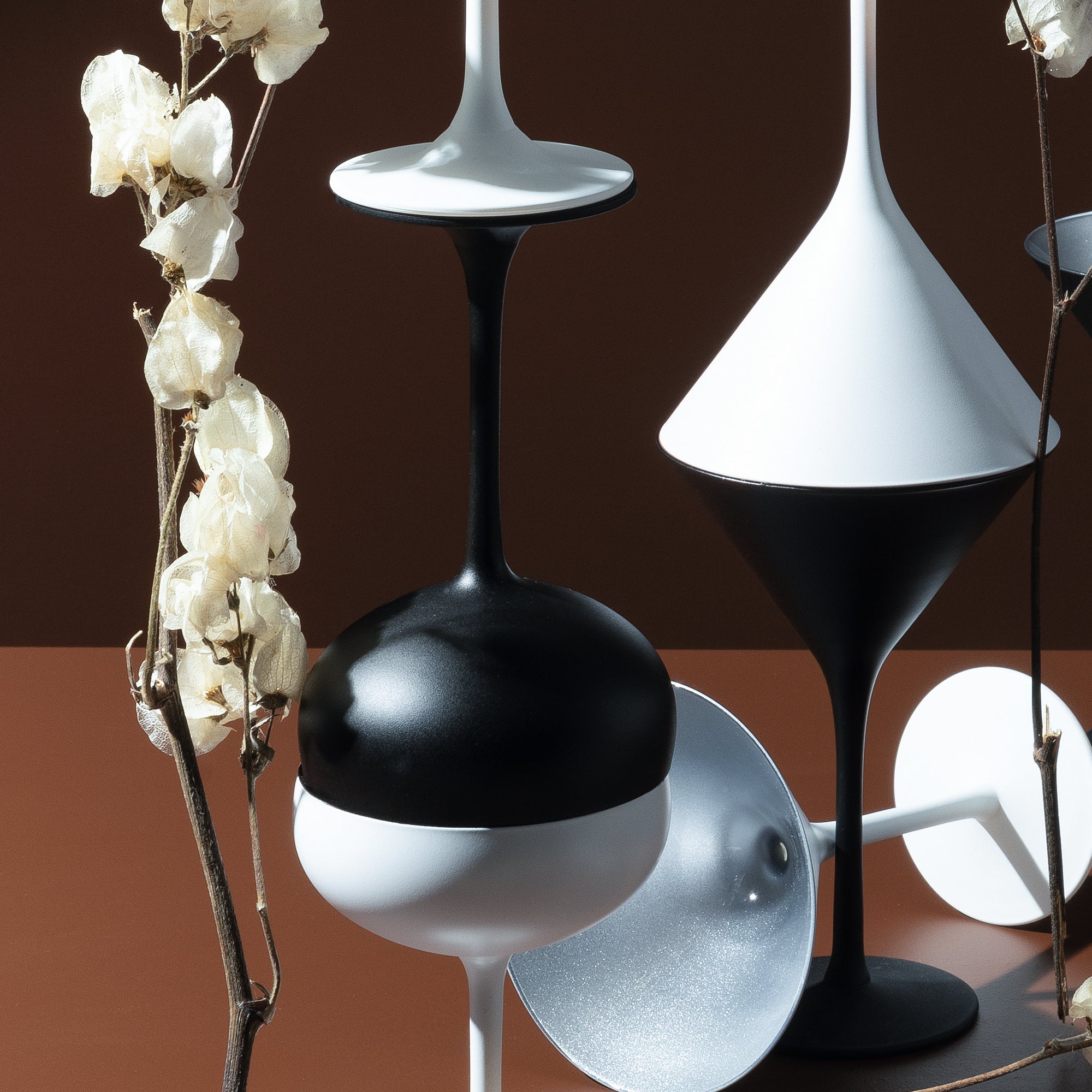 Elegante Cocktailschalen online in Schwarz und Weiß auf einem eleganten Tischarrangement
