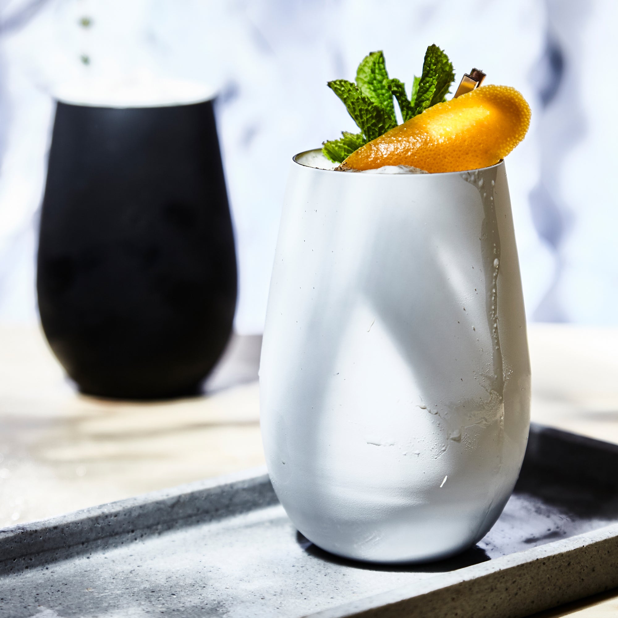 Stölzle Lausitz Elements Becher Set mit frosted Oberfläche und Getränk dekoriert mit Minze und Zitrone