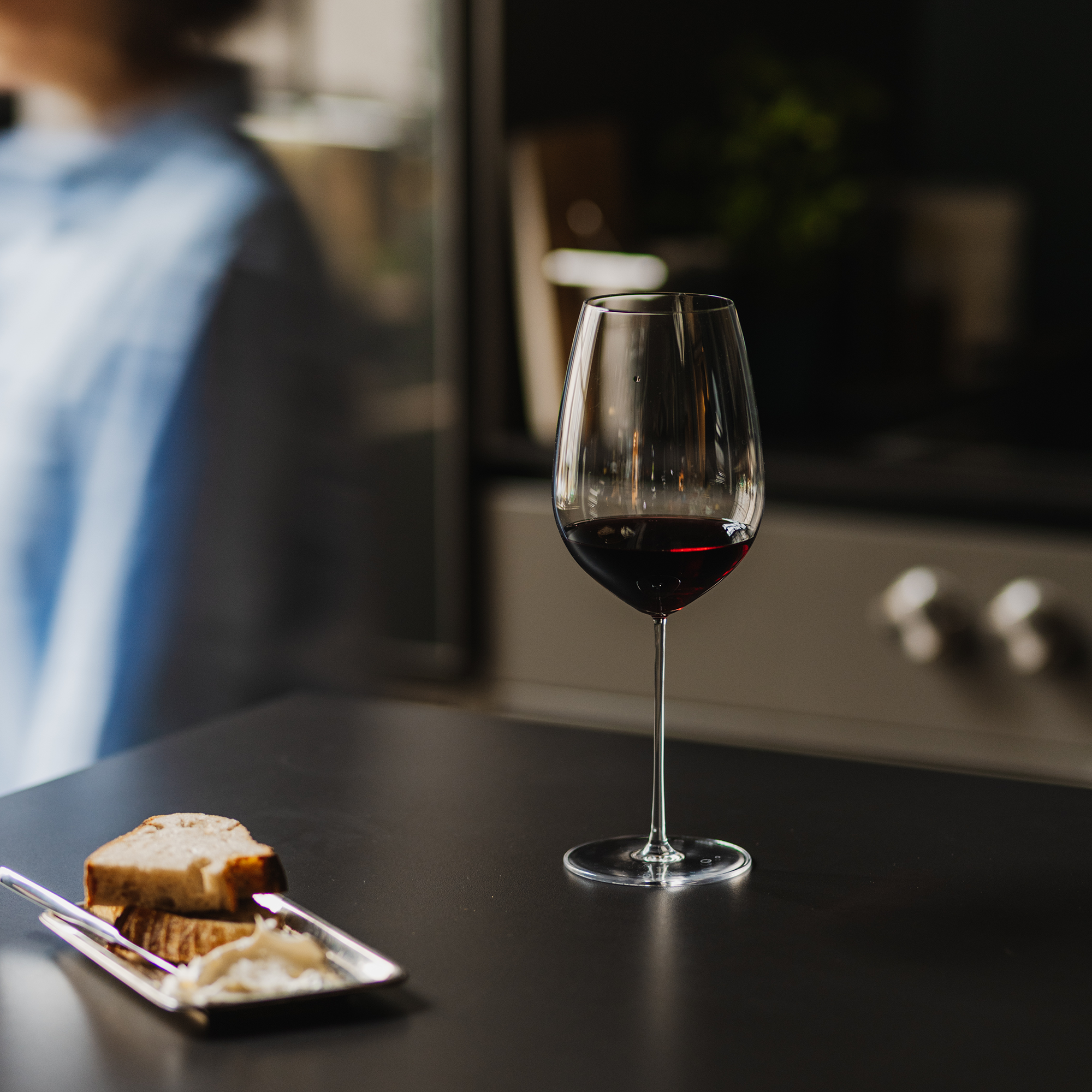 Fino Grand Cru Rotweinglas mit Rotwein in moderner Küche für entspannte und stilvolle Genussmomente