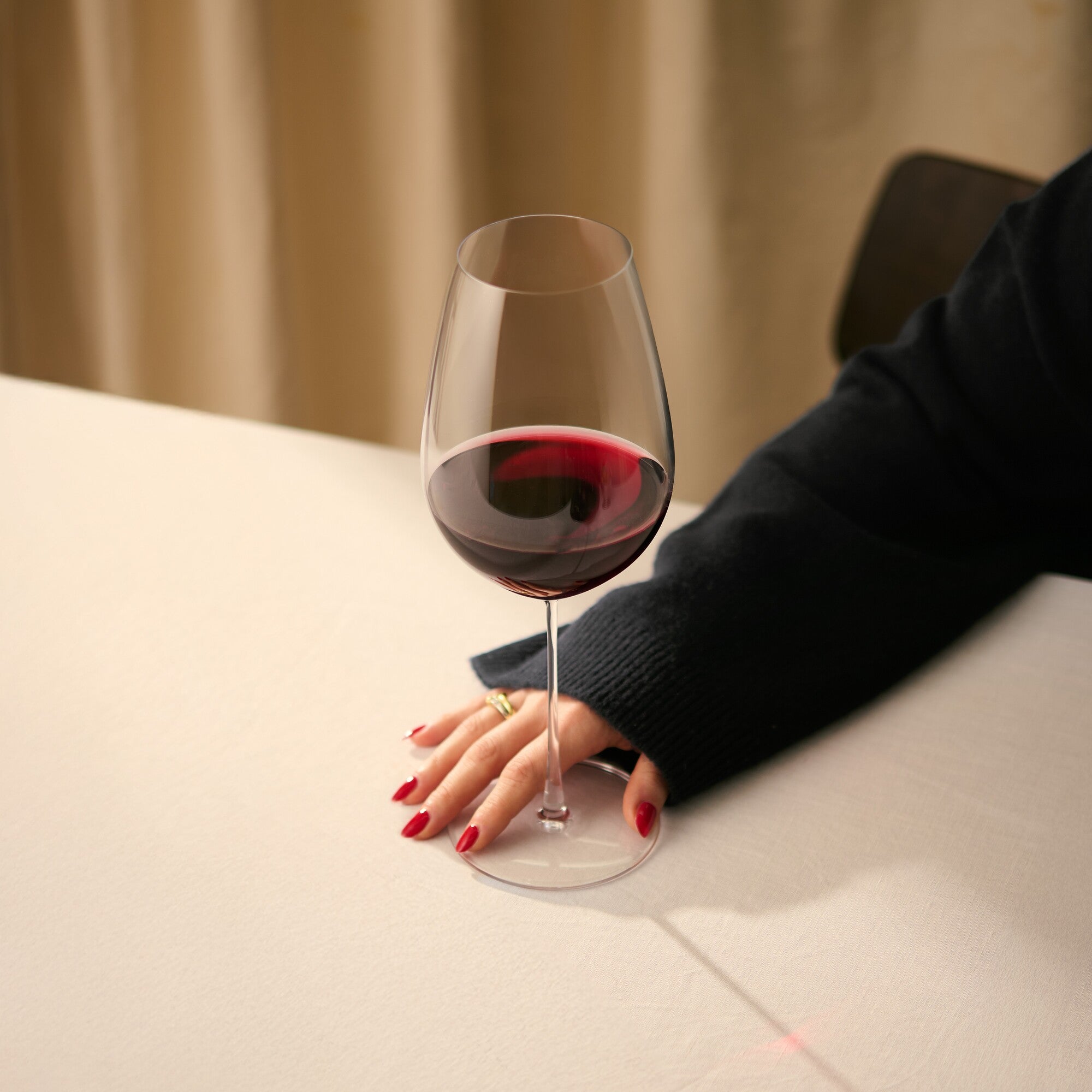 Elegantes Fino Grand Cru Rotweinglas mit Rotwein in modernem Ambiente für stilvollen Weingenuss