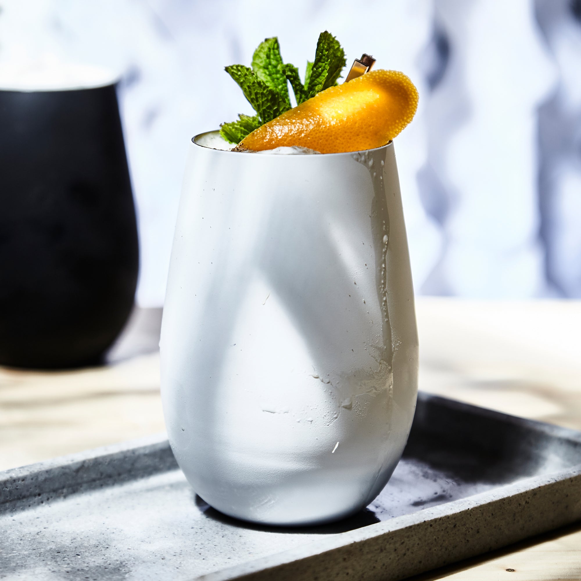 Stölzle Lausitz funktionale Designer Becher 6er Set mit einem Cocktail und frischer Minze auf einem Tablett