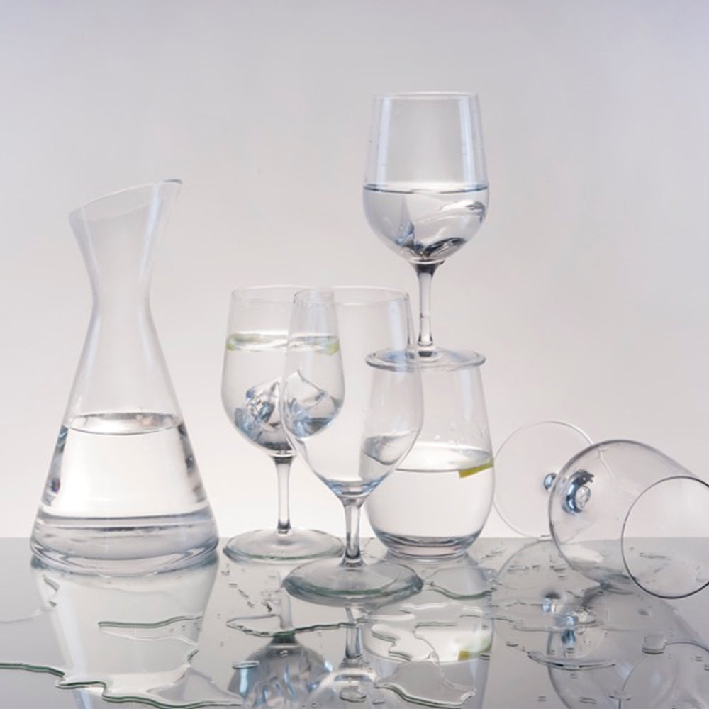 Elegante Stölzle Lausitz Gläser Made in Germany mit Klarglas und Wasser für stilvolle Tischdekoration