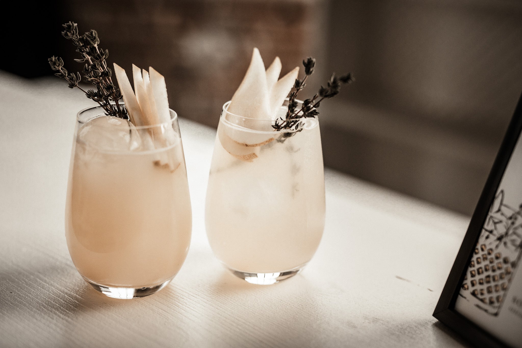 Zwei elegante große Becher für Events mit Getränken und dekorativen Zutaten auf einem Tisch