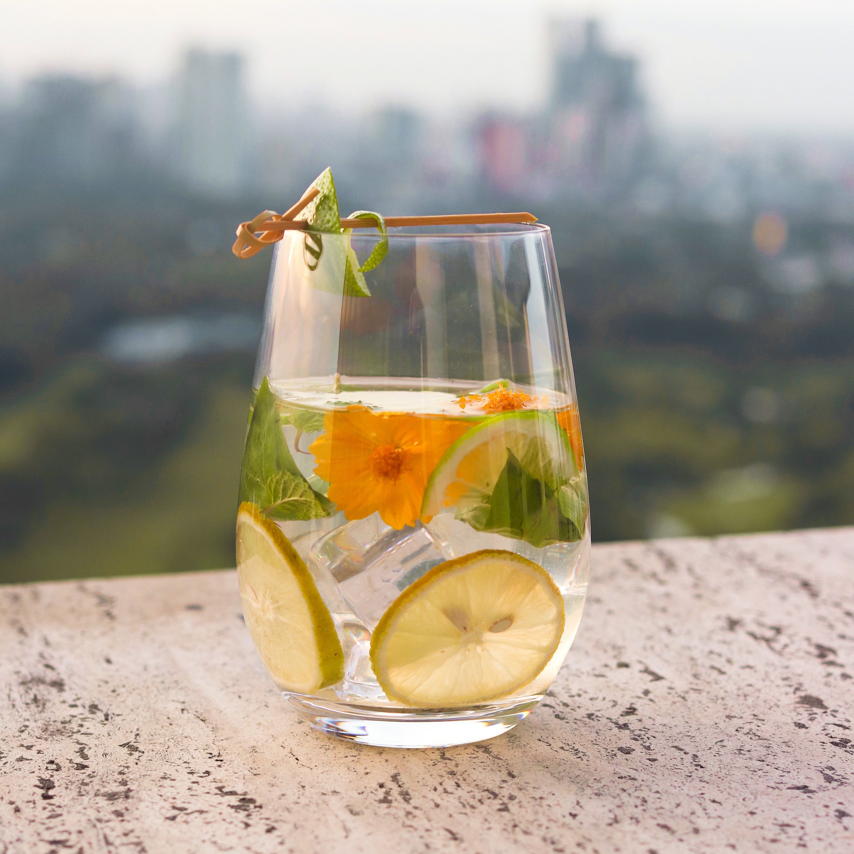 Transparente große Becher für Events, gefüllt mit erfrischendem Getränk und frischen Zutaten