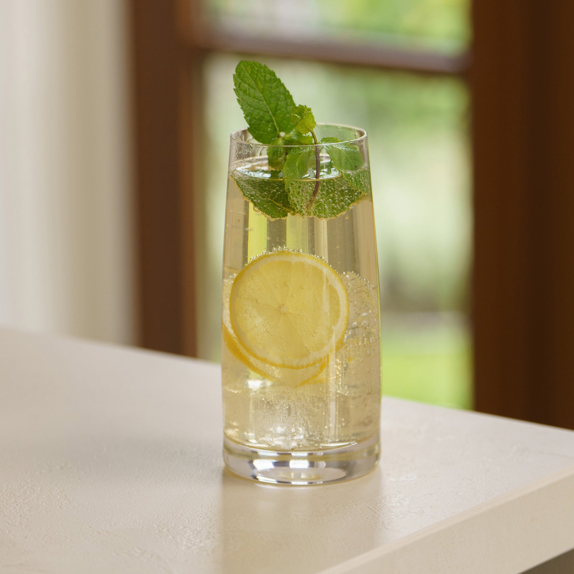 Stölzle Lausitz Highball Gläser Set mit erfrischendem Getränk, Zitrone und Minze