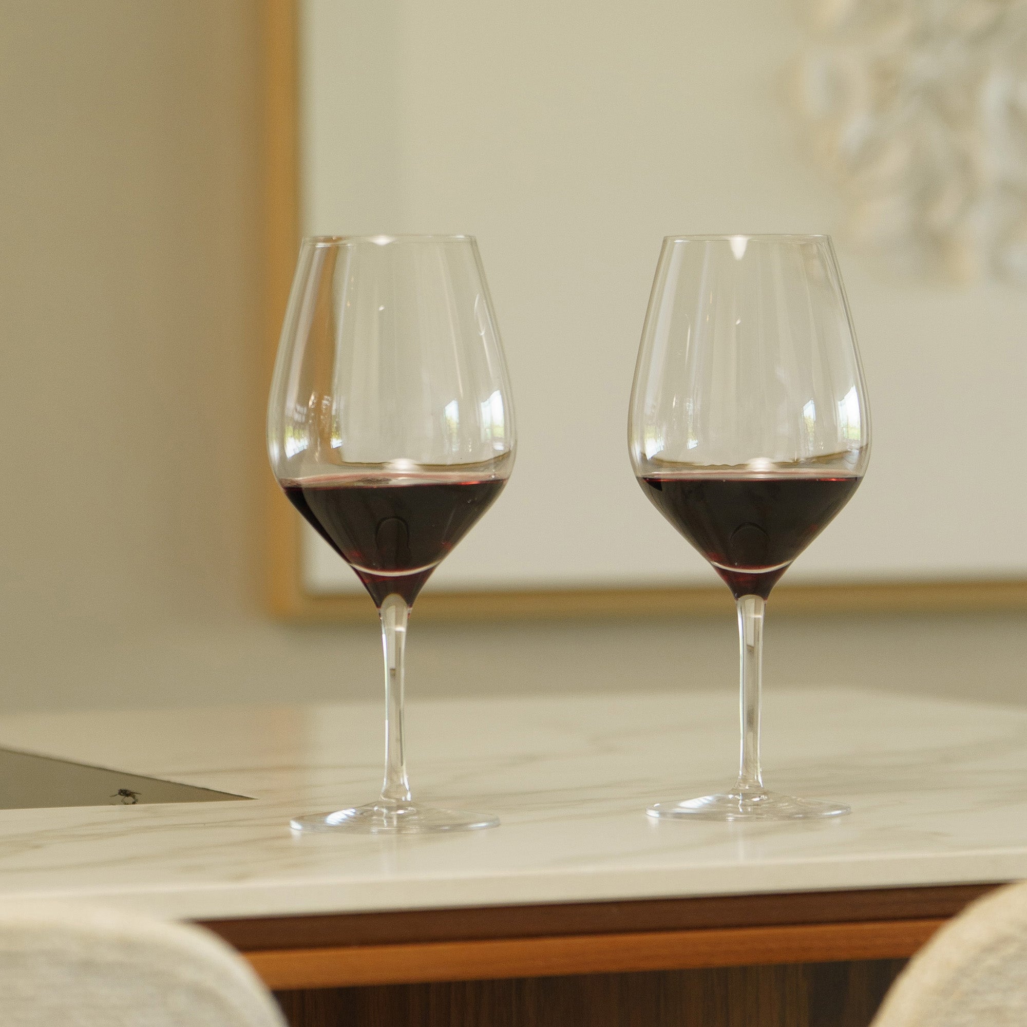 Zwei hochwertige Bordeaux Gläser auf einem eleganten Tisch, ideal für Rotweinliebhaber