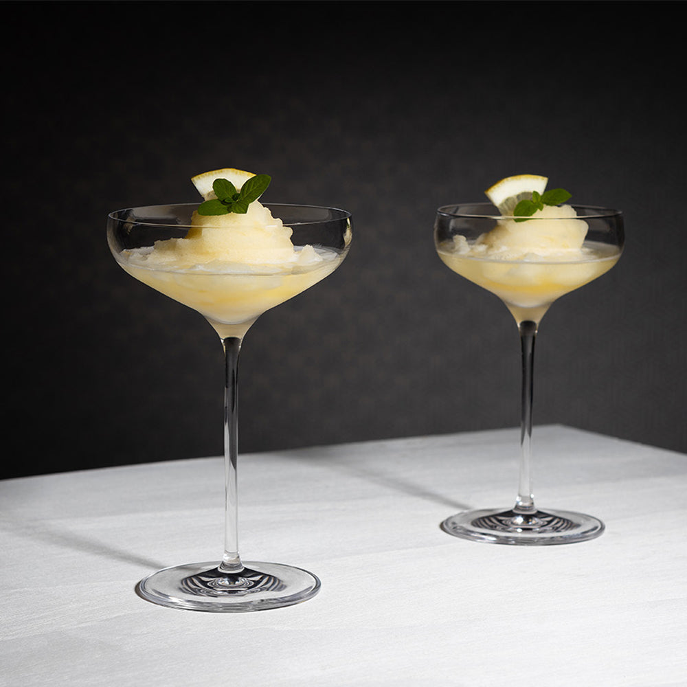 Zwei hochwertige Champagnerschalen von Stölzle Lausitz mit fruchtigem Sorbet und Minze dekoriert