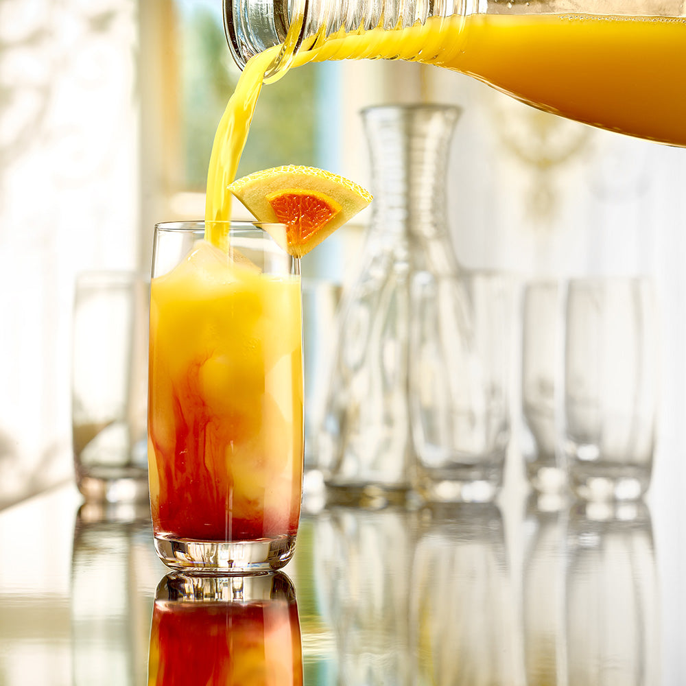 Stölzle Lausitz hochwertige Cocktailgläser mit frischem Cocktail und Orange dekoriert