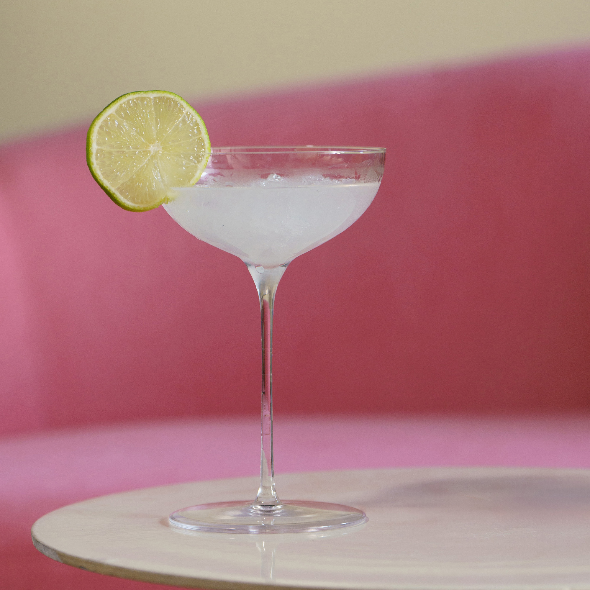 Hochwertige Cocktailgläser mit elegantem Design und Limettenscheibe für stilvolle Getränkepräsentation