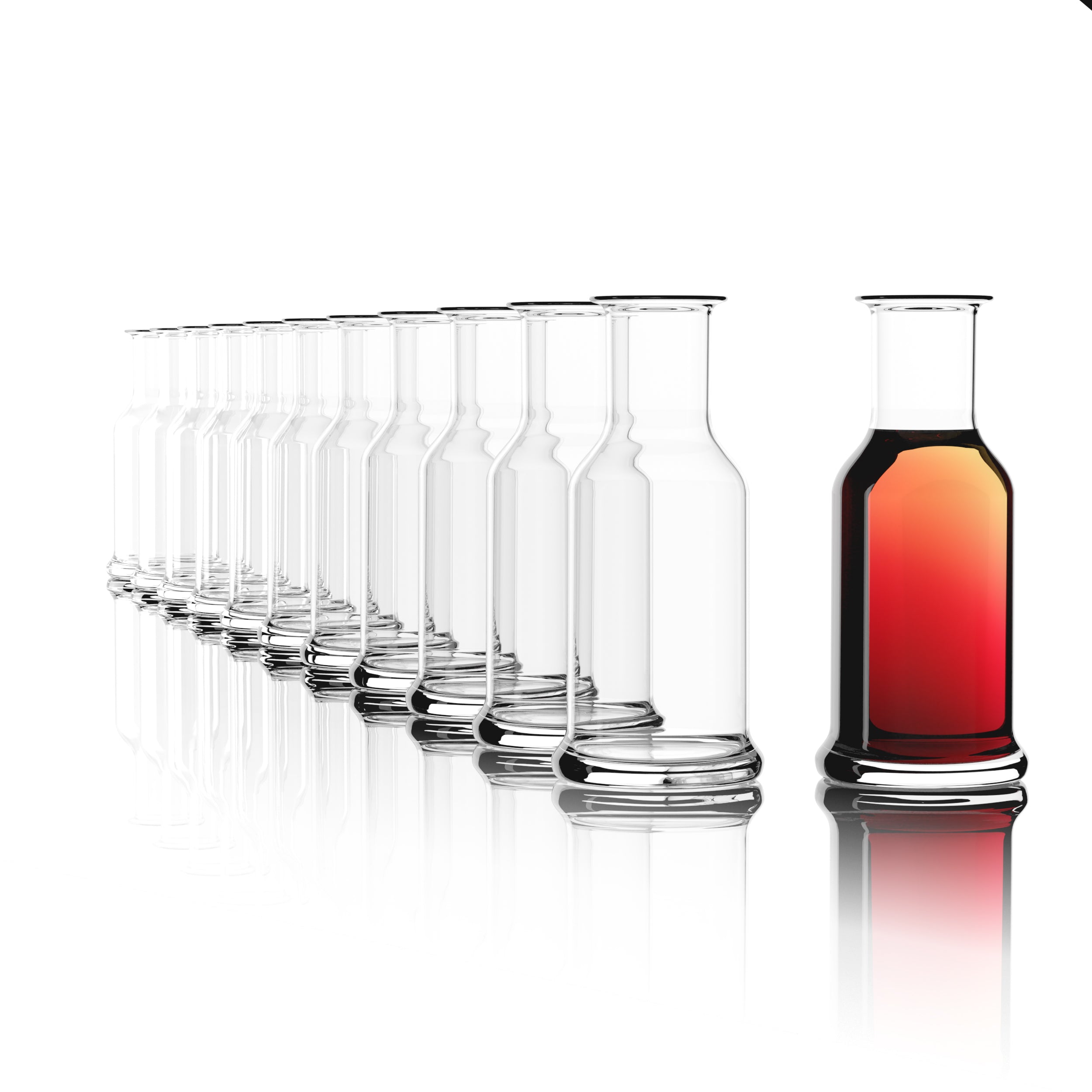 Hochwertige Design Karaffe aus Glas mit elegantem Profil und farbigem Inhalt auf weißem Hintergrund