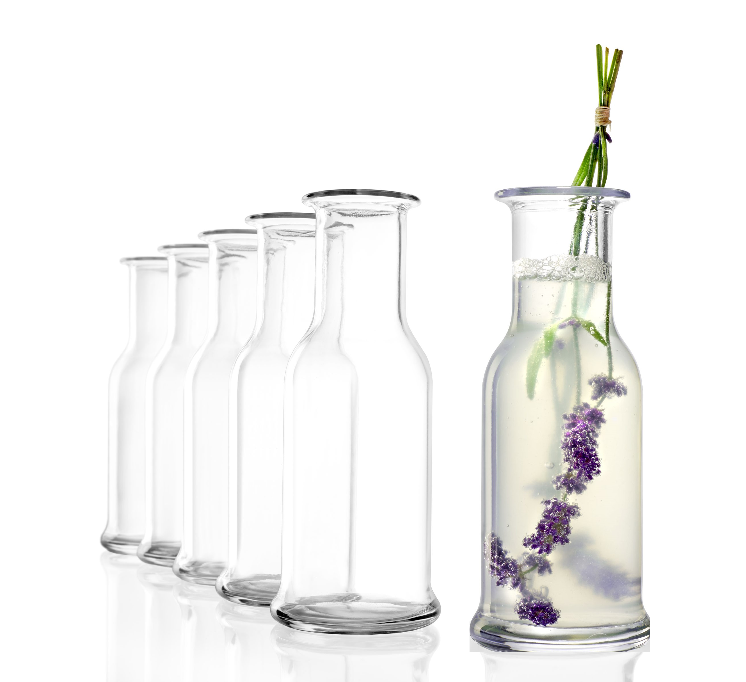 Hochwertige Design Karaffe von Stölzle Lausitz mit Lavendel und Kräutern für stilvolle Tischdekoration