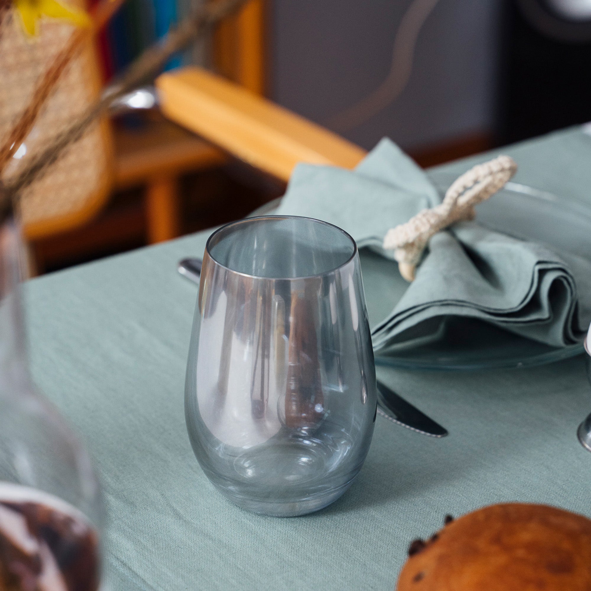 Elegantes graues Glas von Stölzle Lausitz, hochwertig und Made in Germany, auf einem gedeckten Tisch