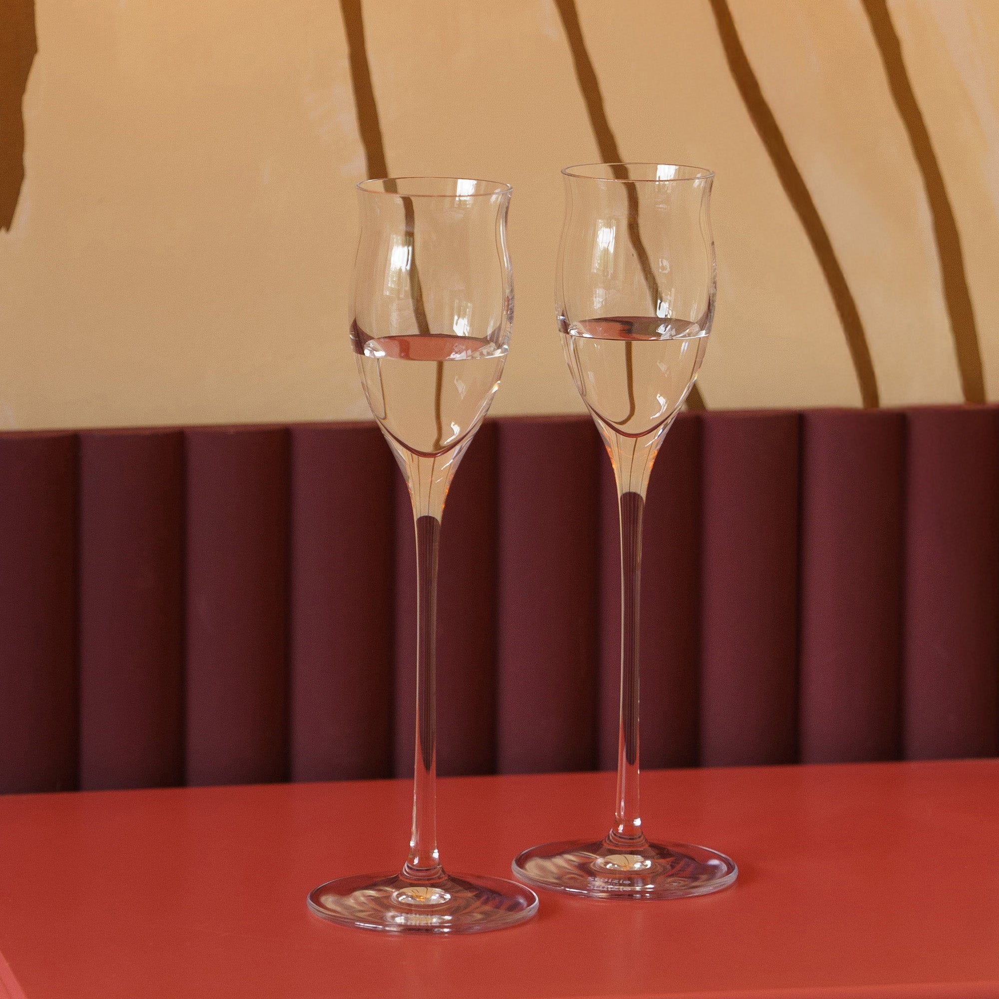 Zwei hochwertige Quatrophil Gläser auf einem modernen Tisch, ideal für elegante Anlässe
