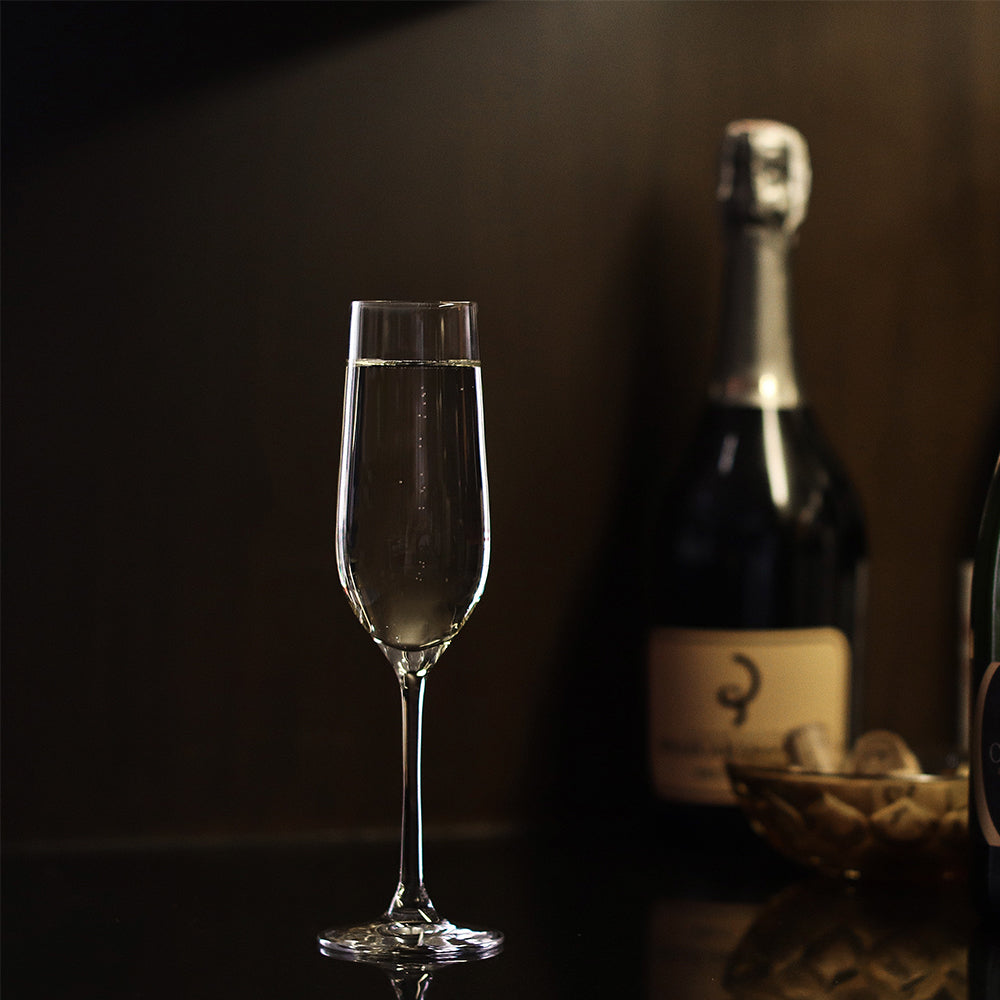 Elegante hochwertige Sektkelche von Stölzle Lausitz mit prickelndem Sekt in stilvollem Ambiente