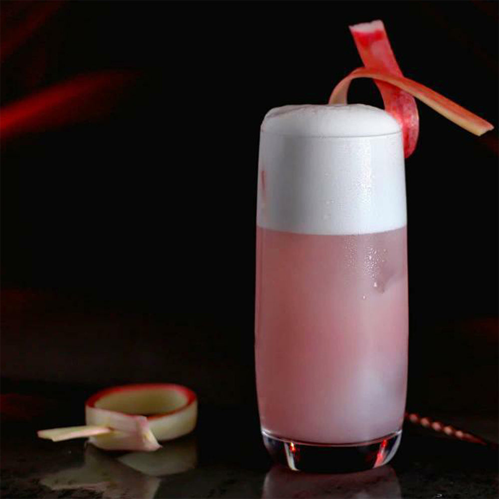 Elegantes Stölzle Lausitz Glas mit hochwertigem Getränk und Fruchtdekoration für hochwertige Trinkgläser