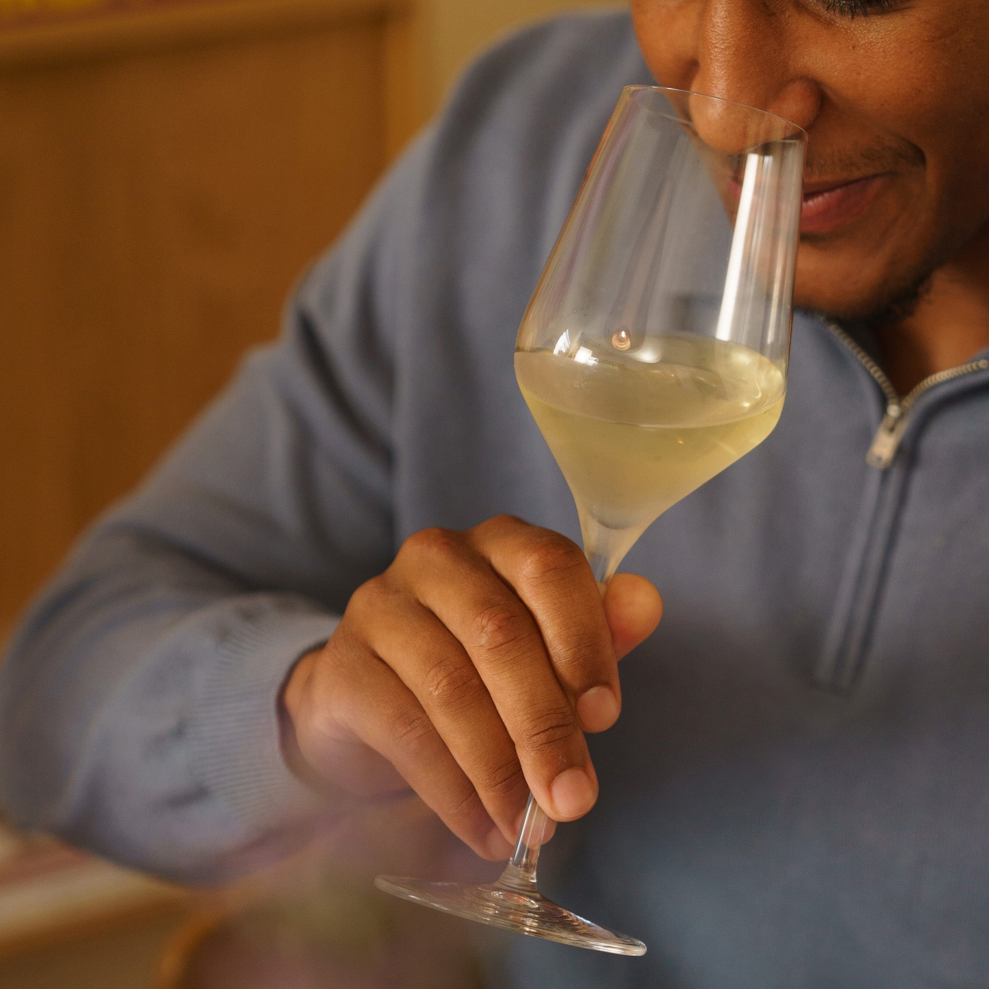 Person, die ein hochwertiges Weißweinglas mit Weißwein genießt, von Stölzle Lausitz