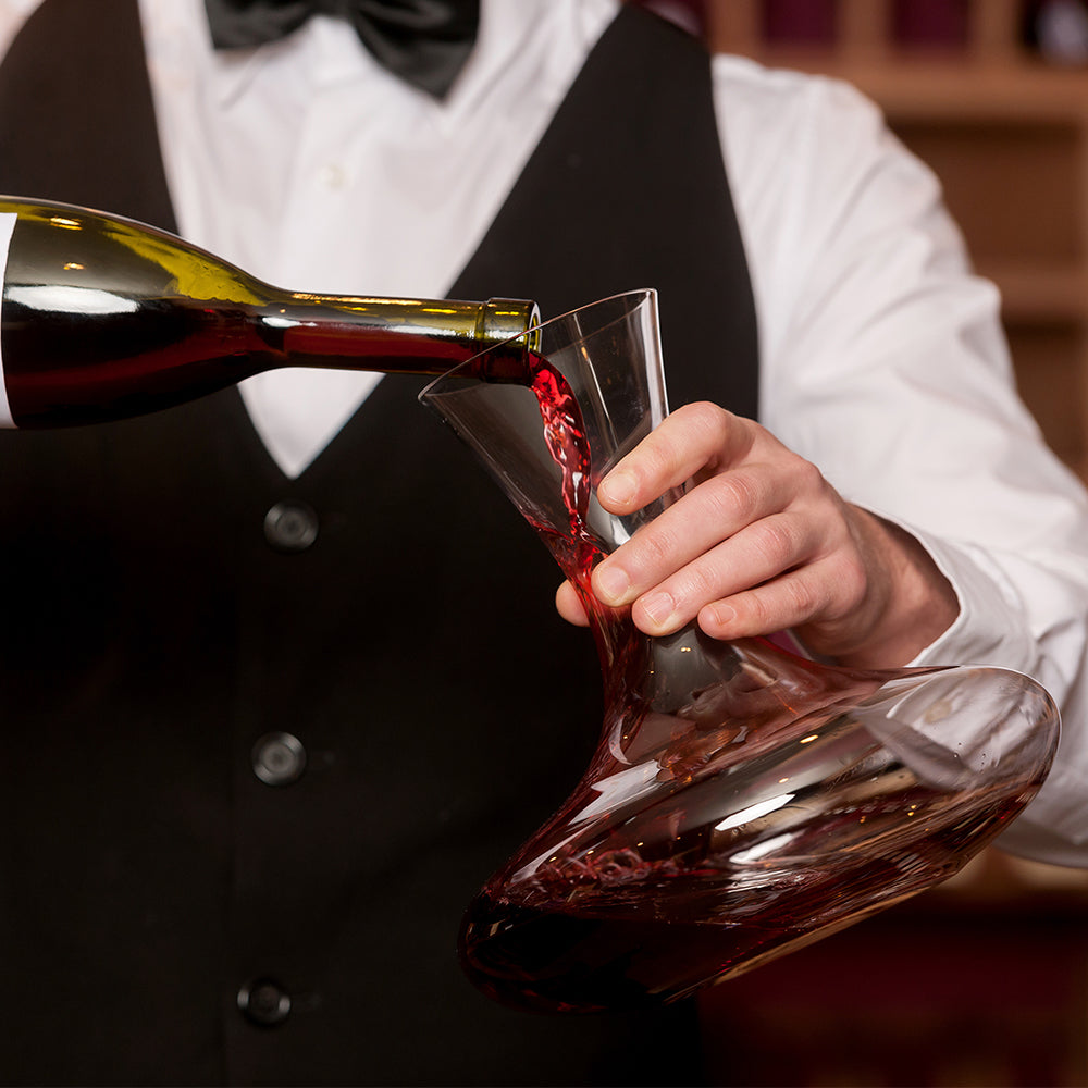 Eleganter Stölzle Lausitz hochwertiger Weindekanter, während ein Sommelier Rotwein eingießt