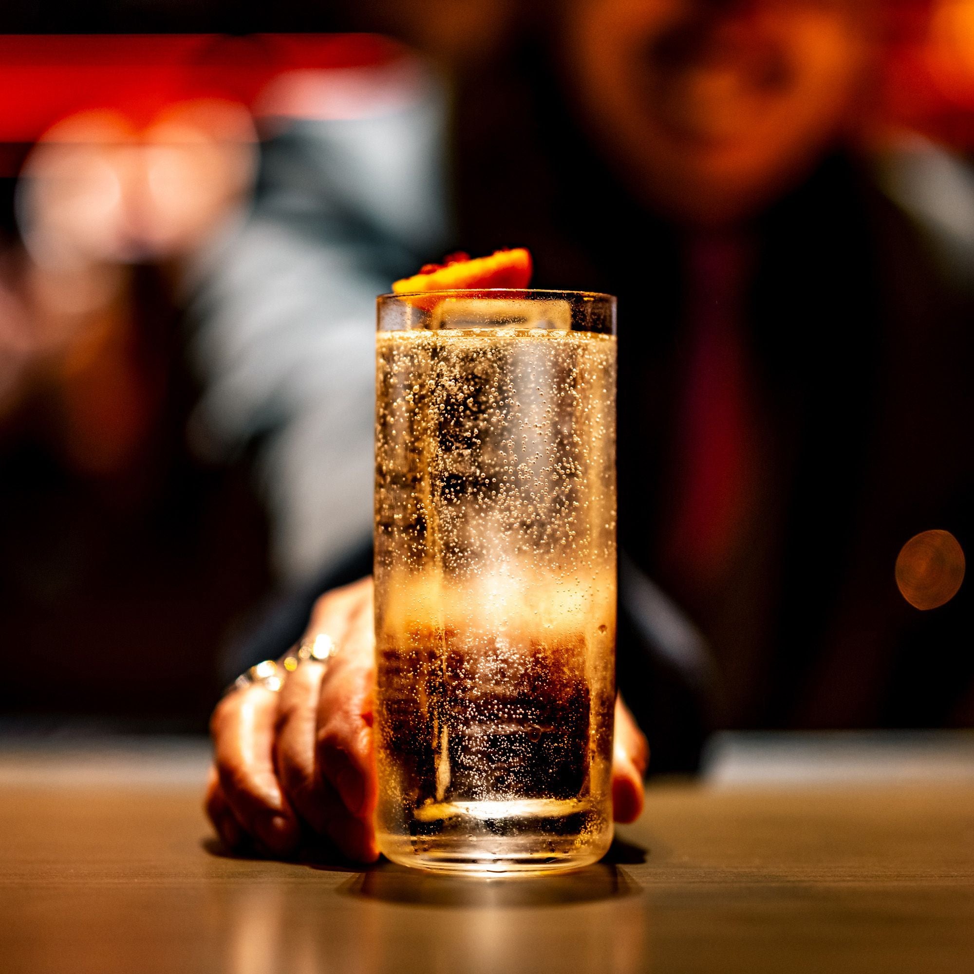 Stölzle Lausitz Kyoto Bar Gläser online mit prickelndem Getränk und frischer Zitrusdekoration