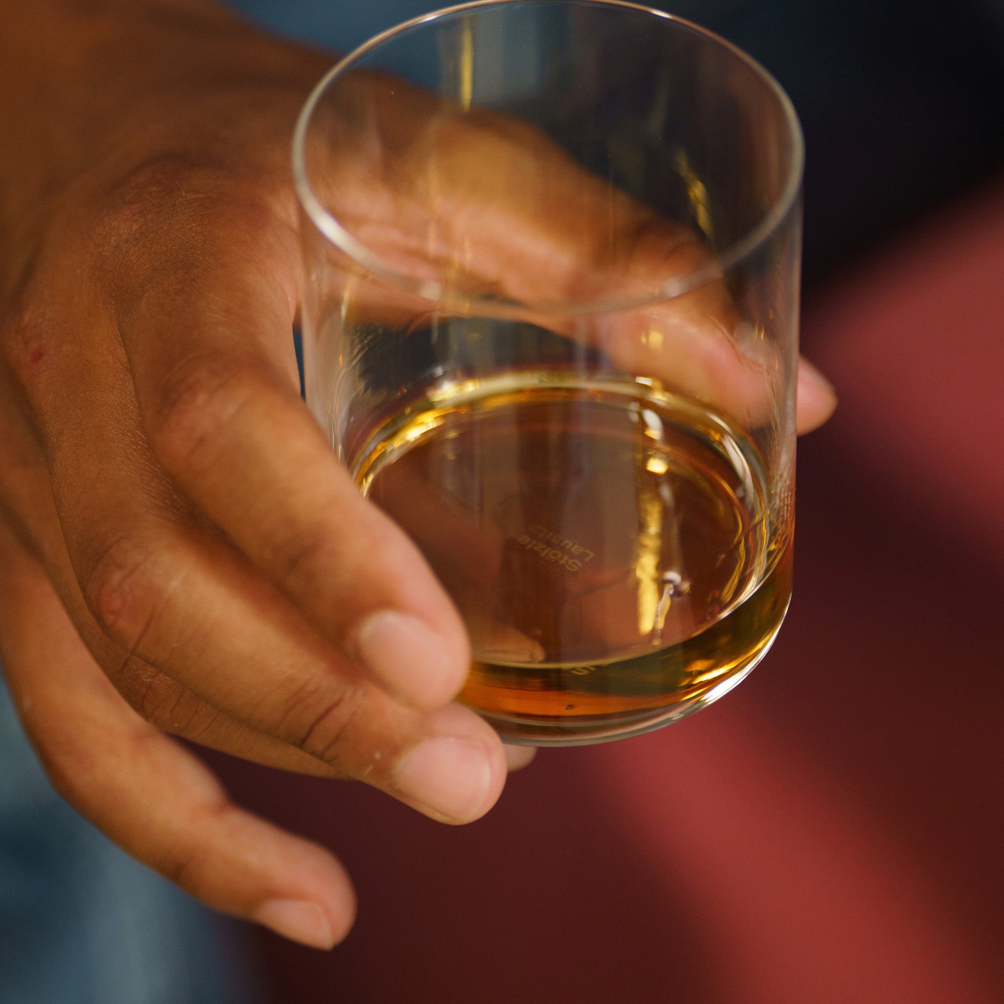 Stölzle Lausitz Kyoto Bar Whiskygläser in der Hand mit einem voll gefüllten Glas Whisky