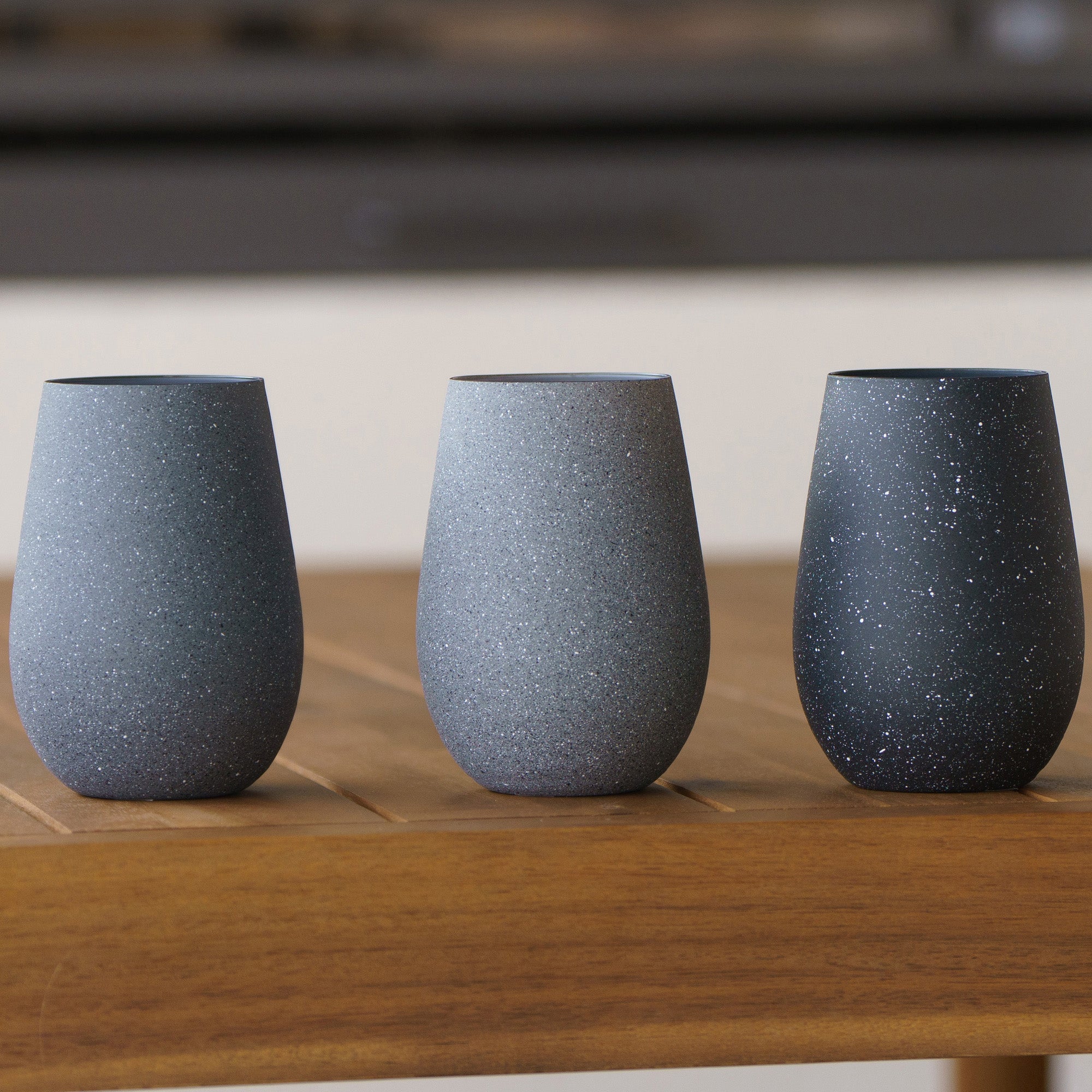 Longdrinkbecher Set dunkelgrau mit modernem Design auf einem Holztisch angeordnet