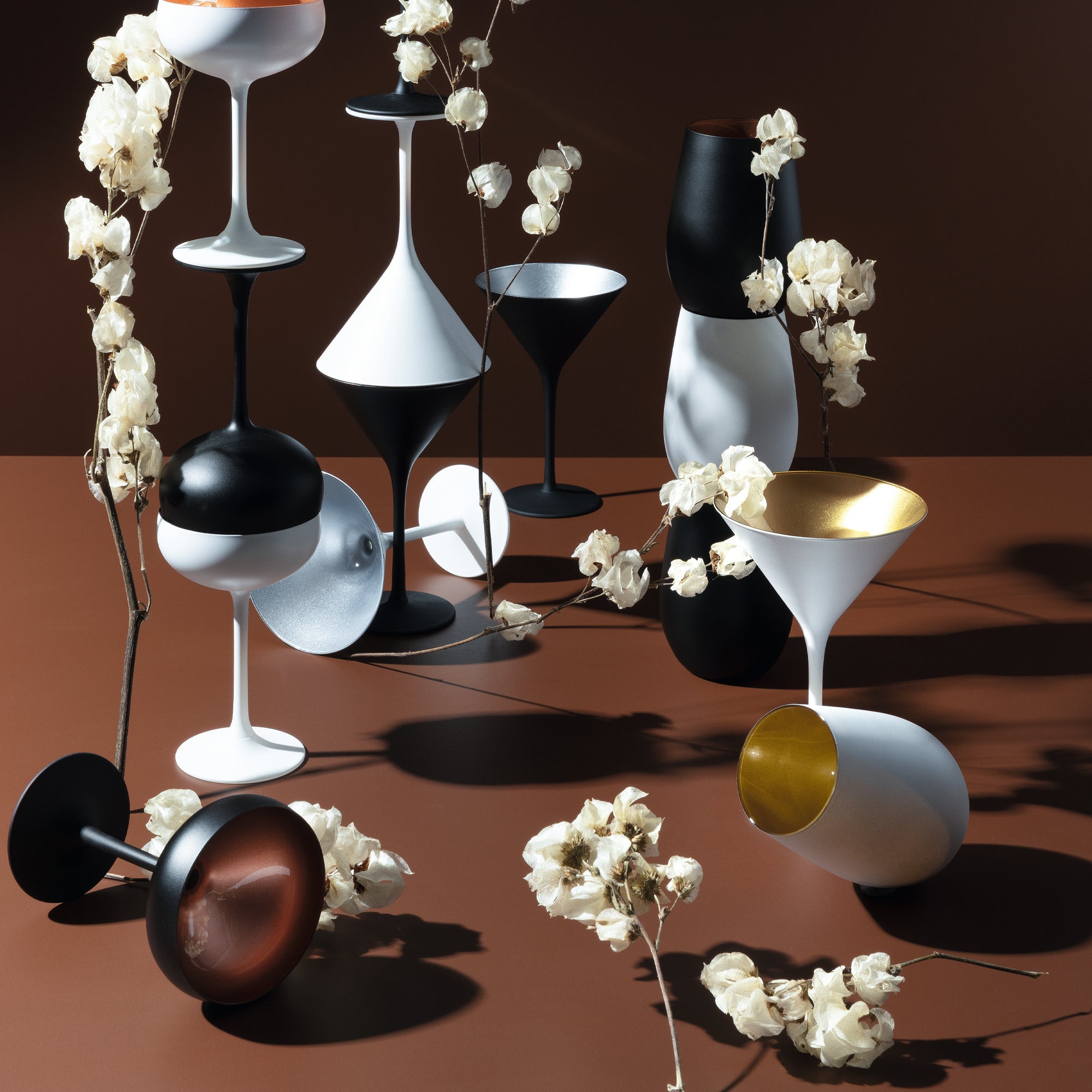 Luxus Sektschale Schwarz mit eleganten Designs auf einem Tisch, umgeben von dekorativen Blumen