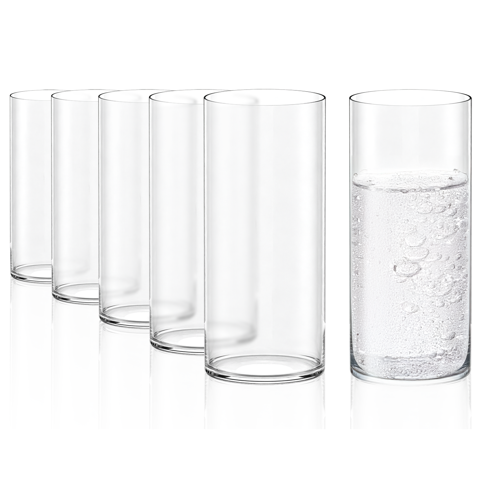 Set von fünf transparenten Made in Germany Trinkgläser, eines mit sprudelndem Wasser gefüllt