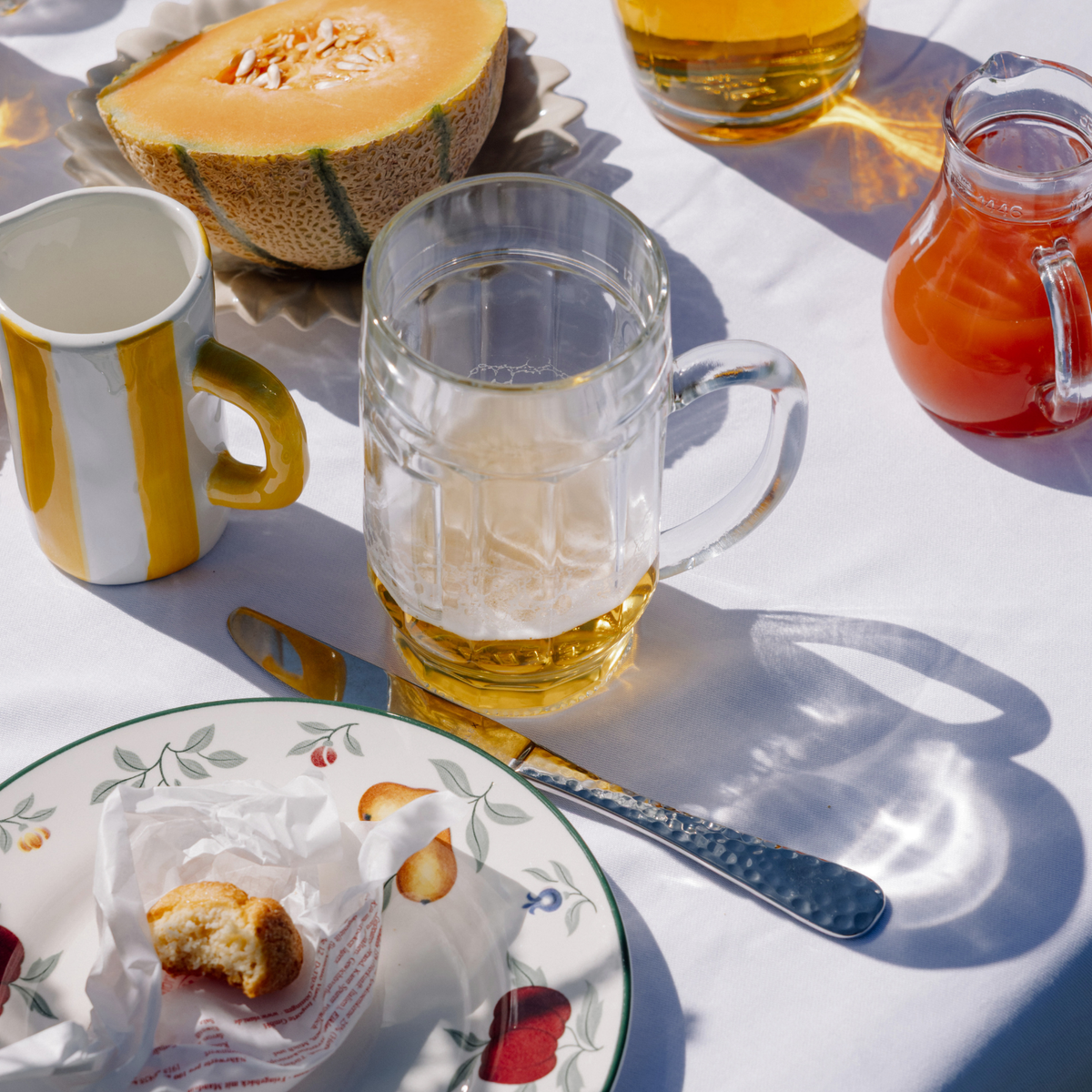 Oberglas Donau Bierkrug mit Dekorfläche 500ml, sommerlich gedeckter Tisch mit Bierkrug und Krug von Oberglas